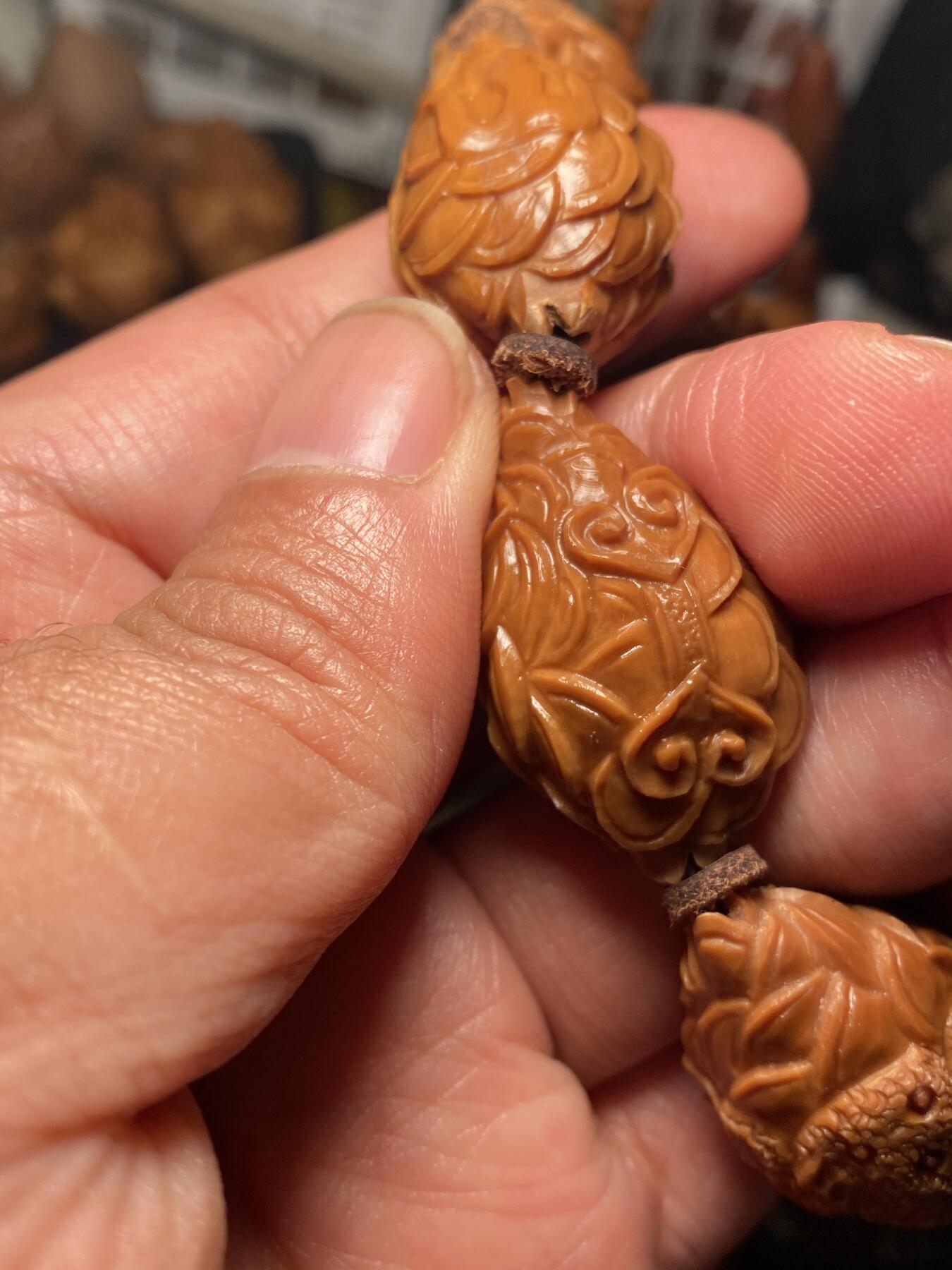 中国非物质文化遗产，苏工核雕 福利苏工核雕，纯手工雕刻，老苏工全刀工深雕，招财进宝，7星金蟾，个性十足，等待有缘人，市场无同款，尺寸2。15x3.5喜欢的来