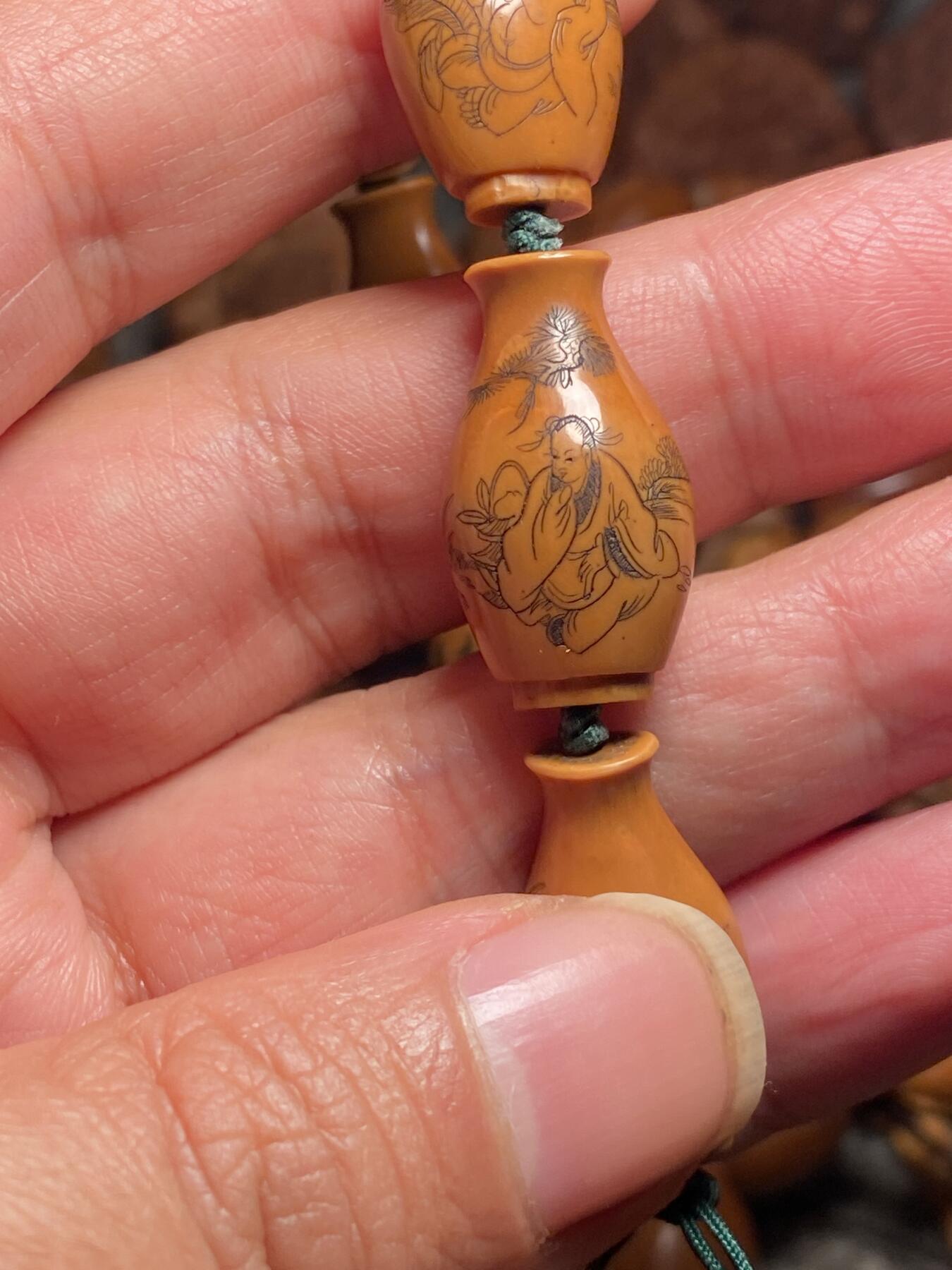 中国非物质文化遗产，苏工核雕 福利苏工核雕，纯手工雕刻，老苏工精品二花四季平安，八仙过海各显神通个性十足，等待有缘人尺寸1。4x2.6喜欢的来