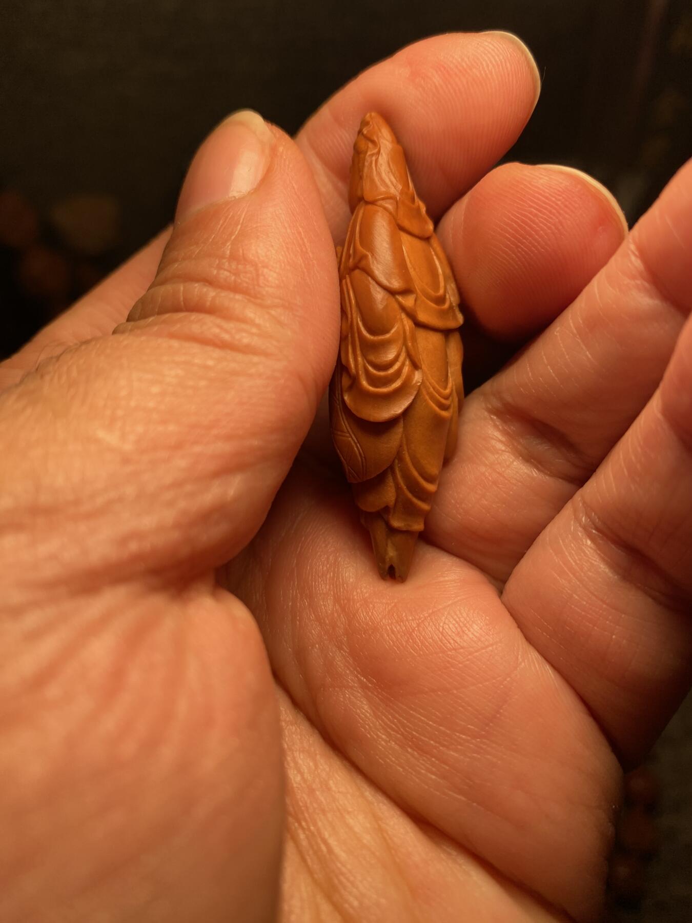 中国非物质文化遗产，苏工核雕 福利苏工核雕，纯手工雕刻，老苏工精品观音姐姐，个性十足，等待有缘人尺寸1。65x5.3喜欢的来