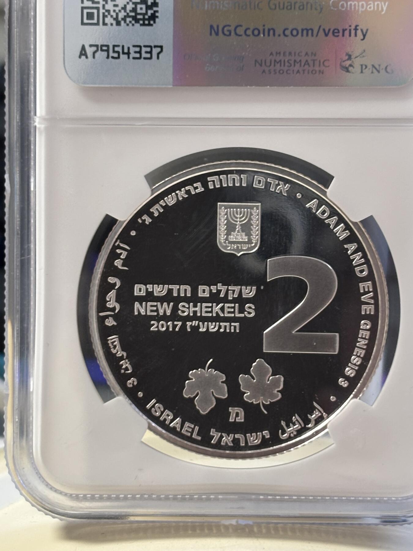 第183期拍卖 以色列2017年圣经系列亚当和夏娃2新谢克尔PROOF银币NGC PF69UC，发行量2800枚，999银。正面通过精制与磨砂工艺反差効果将亚当和夏娃在苹果叶中体现出爱的寓意。