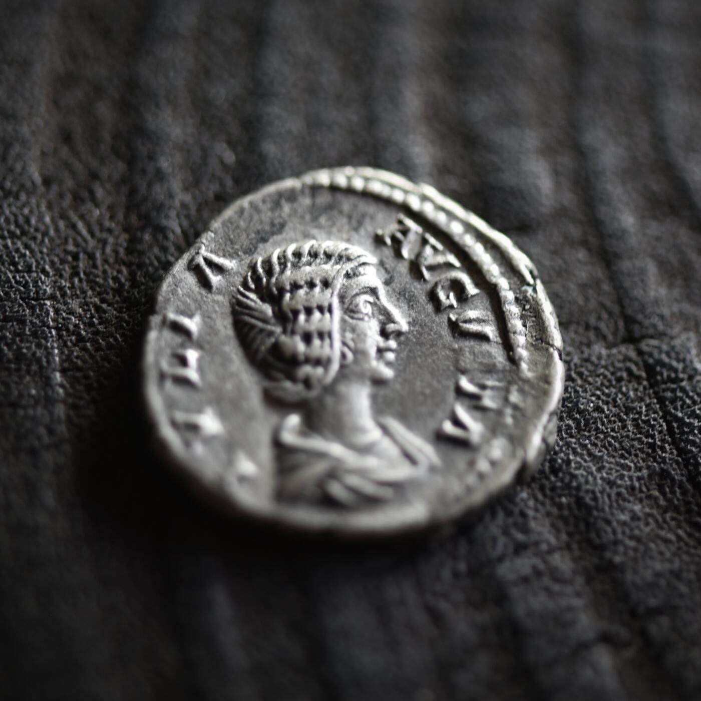 【良泉】【2025年最后一场】12月18日晚19.30点开拍！188组【直播场】西方古代钱币、丝路杂项、印章！ 公元211-217年【古罗马】暴君卡拉卡拉为其母亲尤利娅·多姆娜打制“幸运女神”第纳尔银币，3.22克