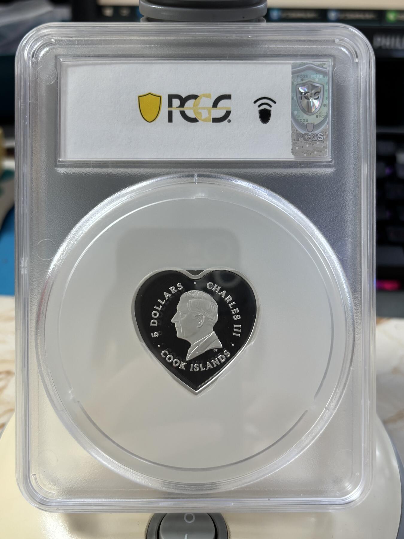 第184期拍卖 库克2025年无限辉煌情人节心形纪念银币PCGC-PR70首，9999银，20克，发行2025枚