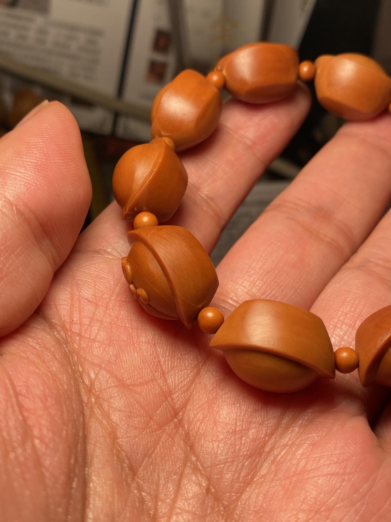 中国非物质文化遗产，苏工核雕 福利苏工核雕，纯手工雕刻，铁核招财进宝，万事如意手串，个性十足，等待有缘人，市场无同款，尺寸1.5x2。0喜欢的来