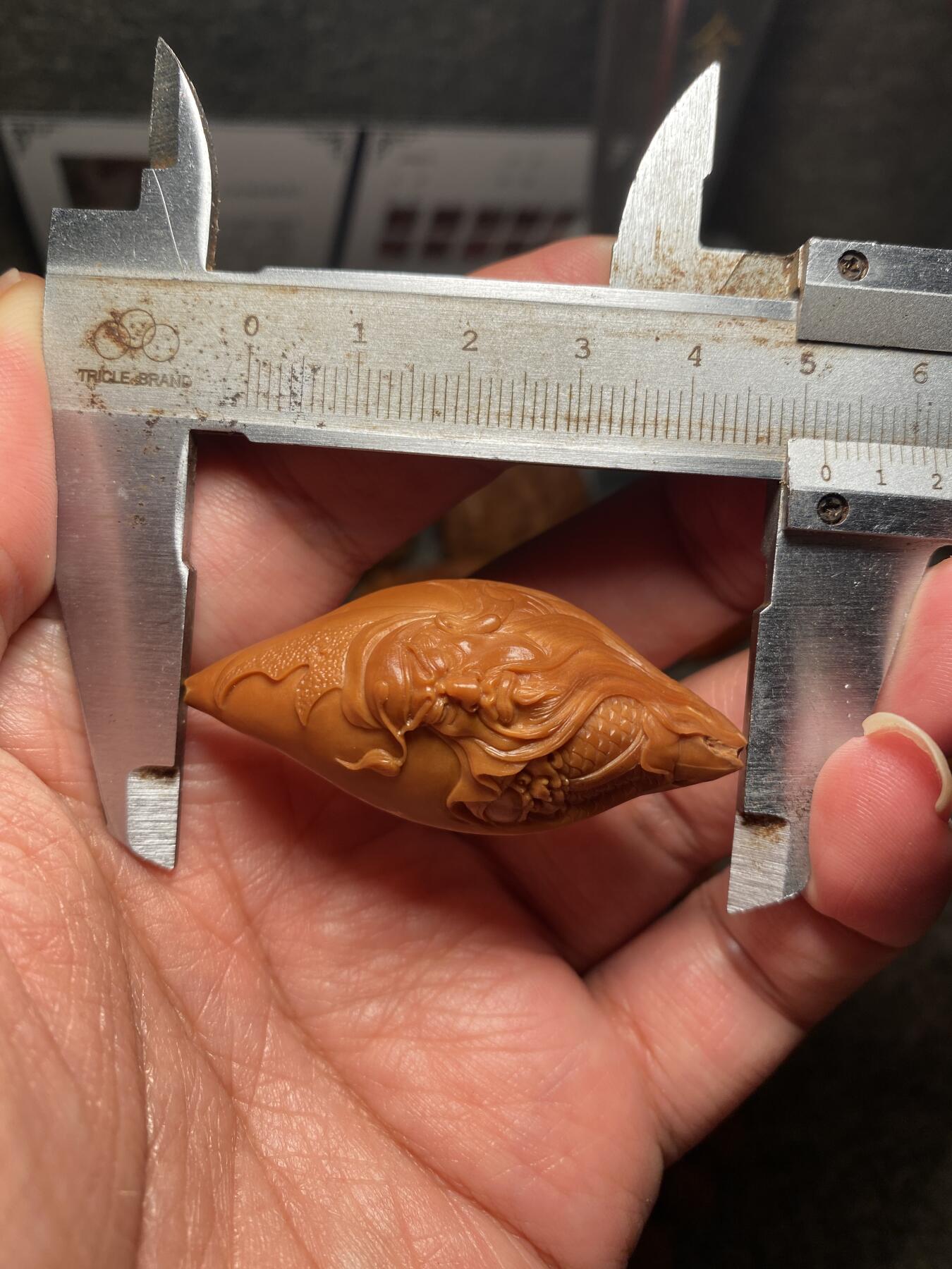 中国非物质文化遗产，苏工核雕 福利苏工核雕，纯手工雕刻，老苏工精品关二哥，个性十足，等待有缘人尺寸2。35x5.2喜欢的来