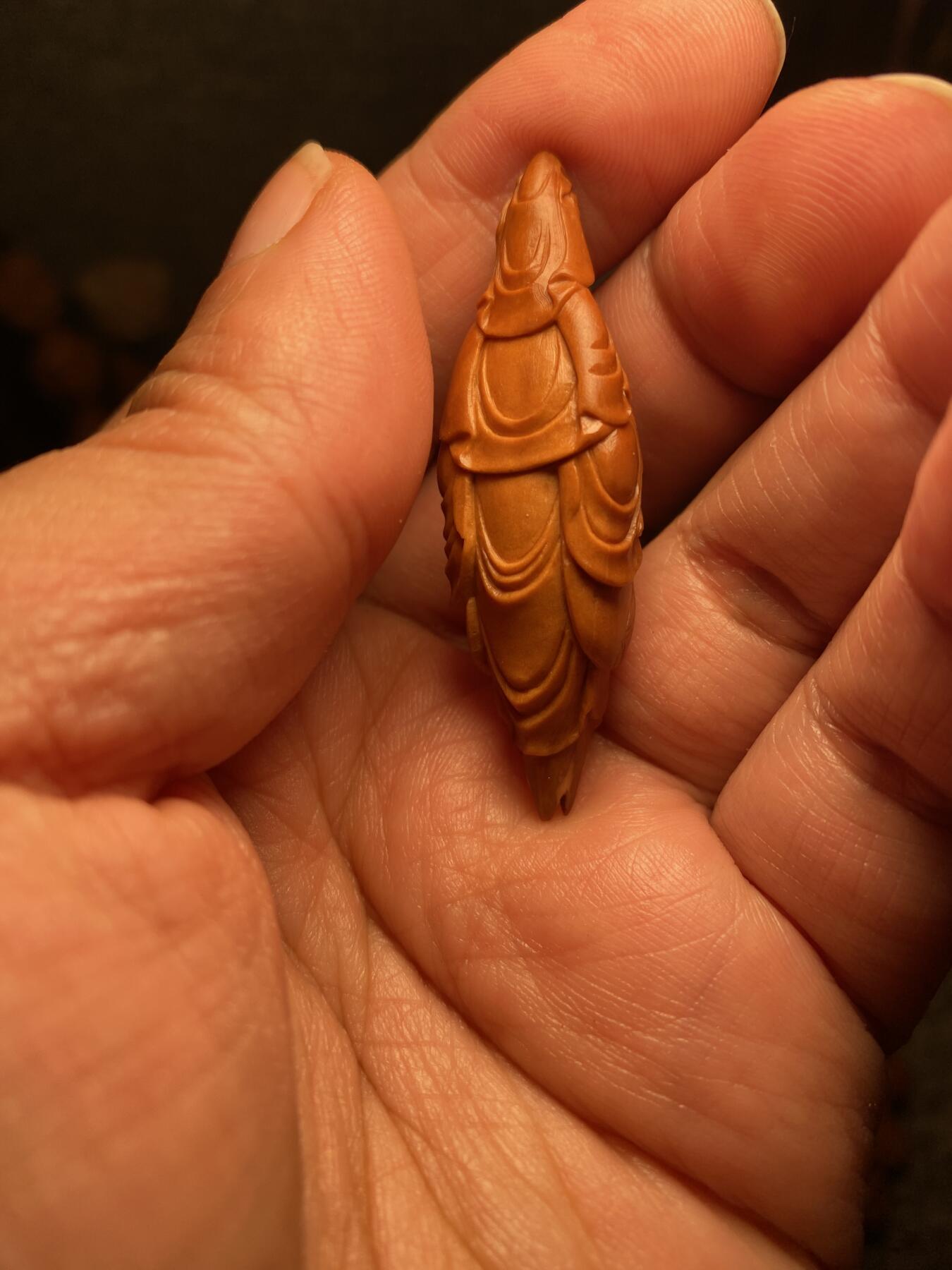 中国非物质文化遗产，苏工核雕 福利苏工核雕，纯手工雕刻，老苏工精品观音姐姐，个性十足，等待有缘人尺寸1。65x5.3喜欢的来