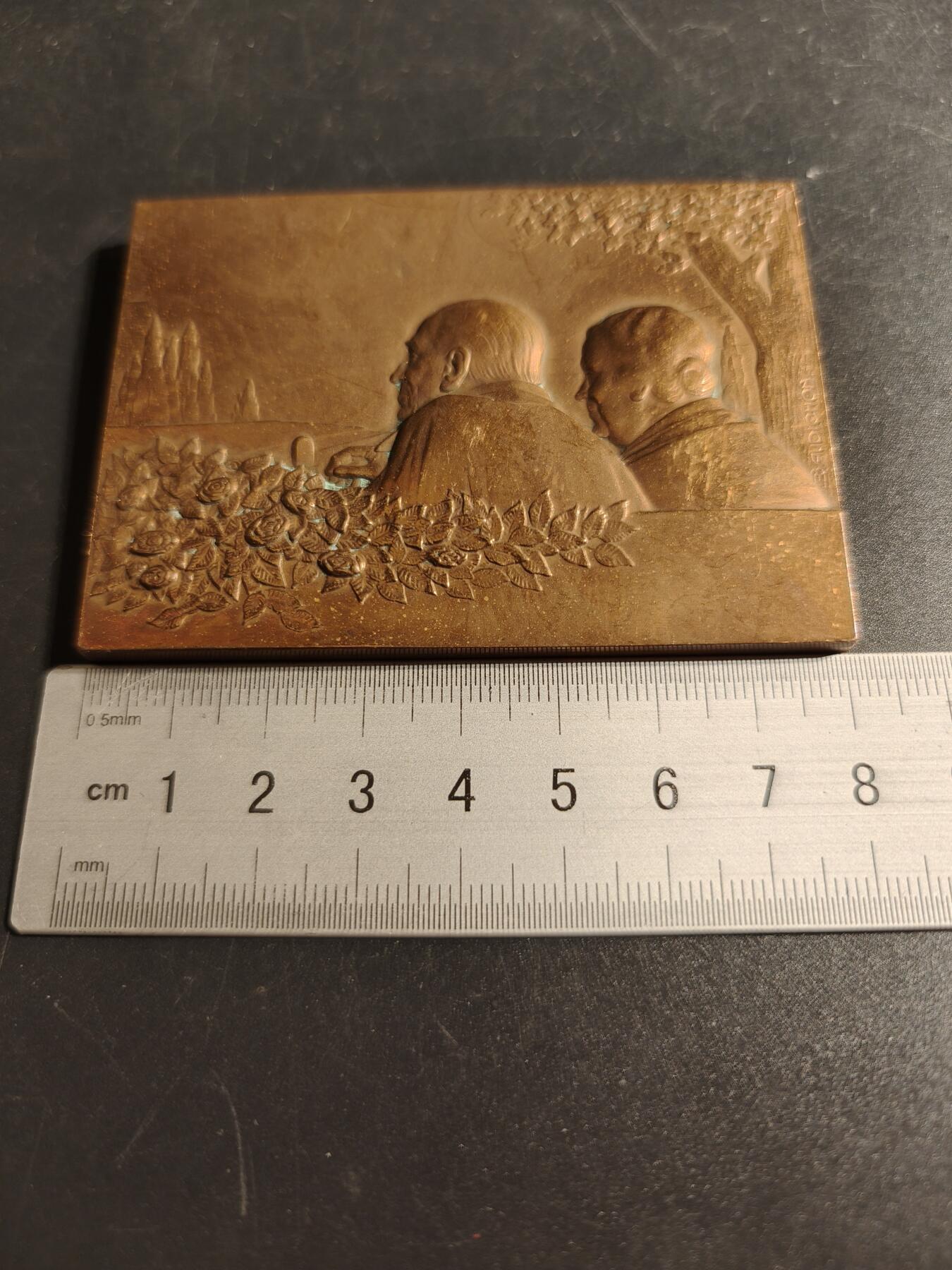 老王徽章第167期 法国金婚方形大铜章     尺寸78×58mm.    重量203.1g