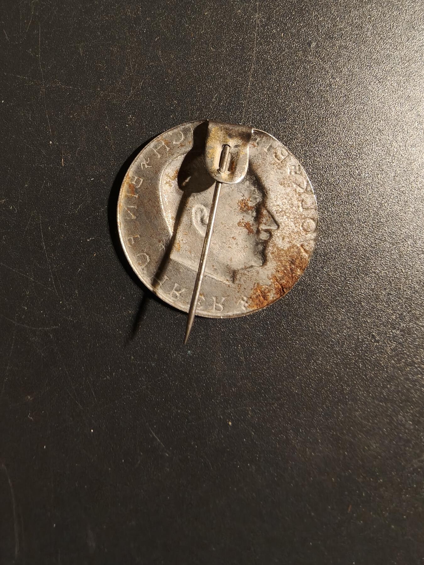 老王徽章第167期 德三小胡子（一个民族，一个帝国，一个元首）口号证章