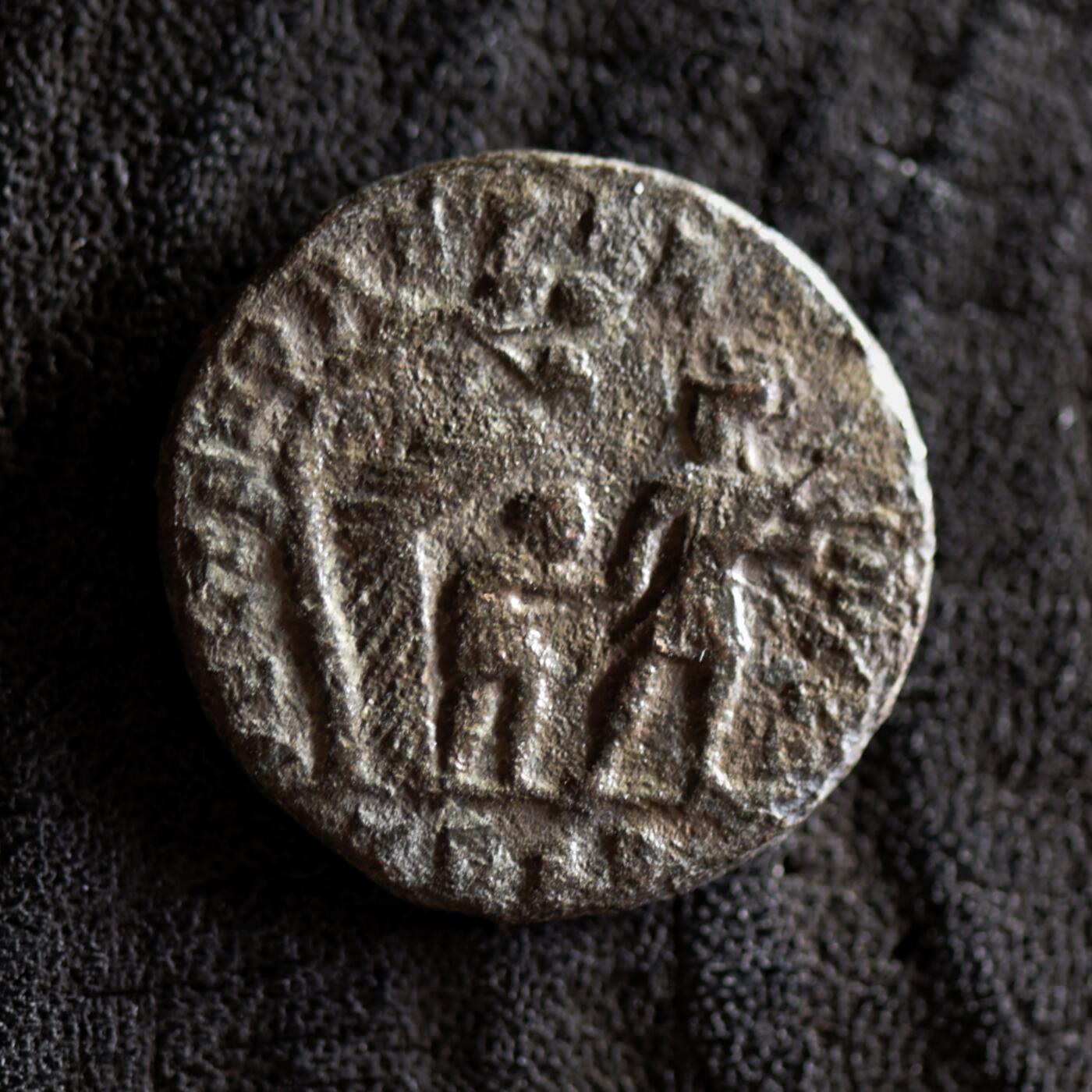 【良泉】【2025年最后一场】12月18日晚19.30点开拍！188组【直播场】西方古代钱币、丝路杂项、印章！ 【少见】公元348-351年【古罗马】君士坦提乌斯二世“士兵带领矮小身影走出树下的小屋”百分大铜币，塞萨洛尼基造币厂，3.89克