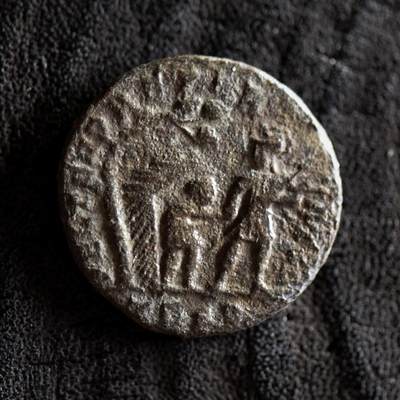 【良泉】【2025年最后一场】12月18日晚19.30点开拍！188组【直播场】西方古代钱币、丝路杂项、印章！ - 【少见】公元348-351年【古罗马】君士坦提乌斯二世“士兵带领矮小身影走出树下的小屋”百分大铜币，塞萨洛尼基造币厂，3.89克