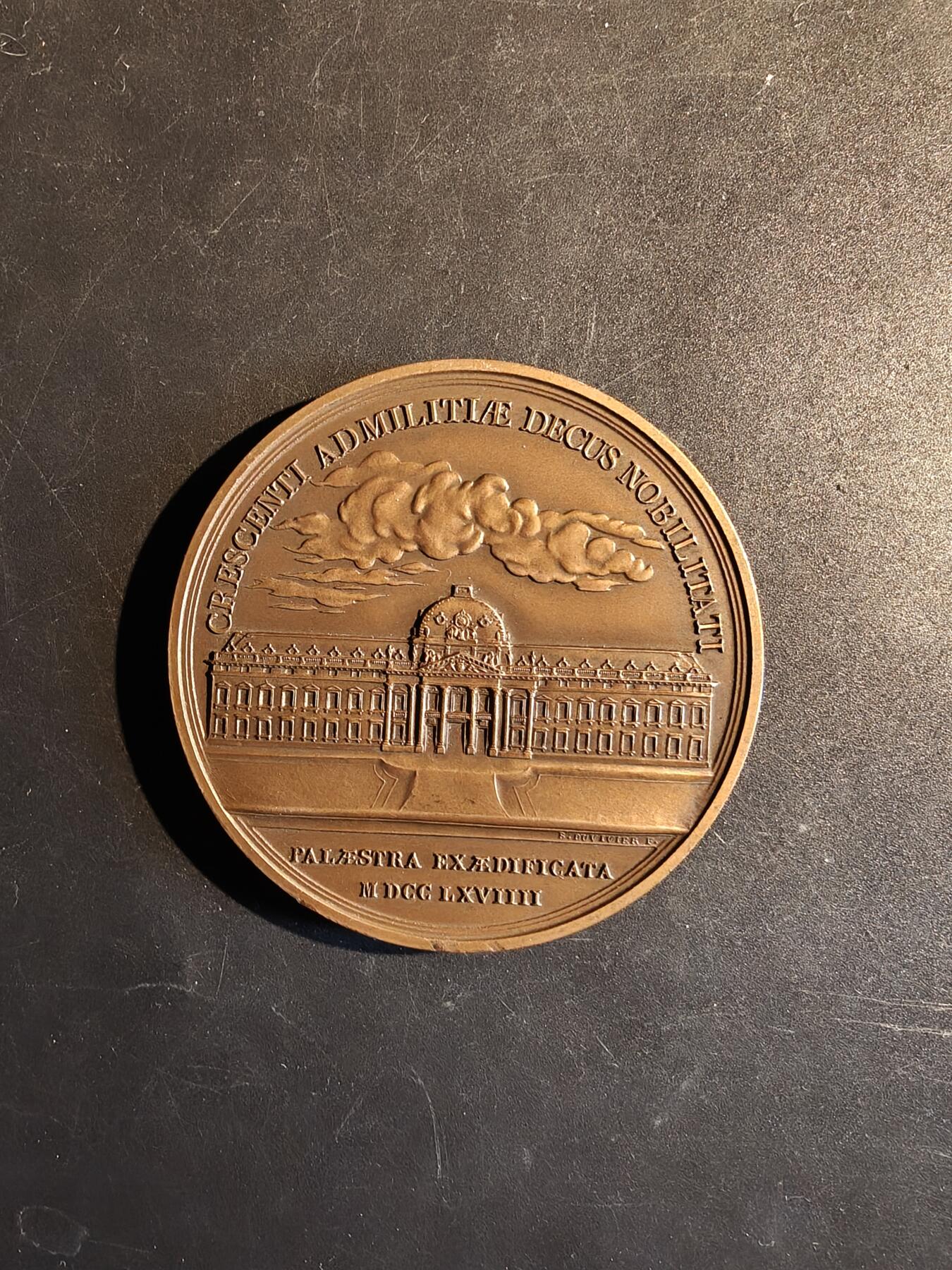 老王徽章第167期 1964年法国空中作战研究生院大铜章      正面为巴黎荣军院      直径64mm.     重量131.2g