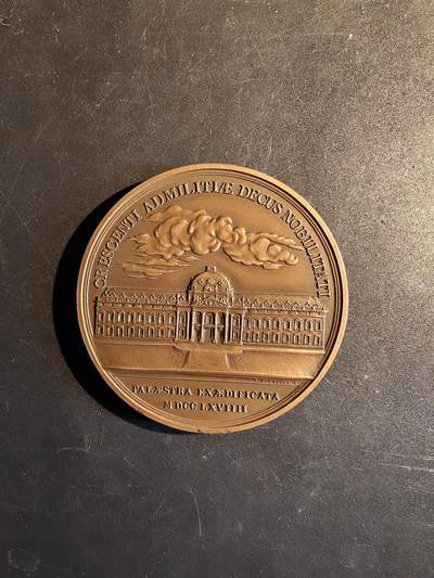 老王徽章第167期 - 1964年法国空中作战研究生院大铜章      正面为巴黎荣军院      直径64mm.     重量131.2g