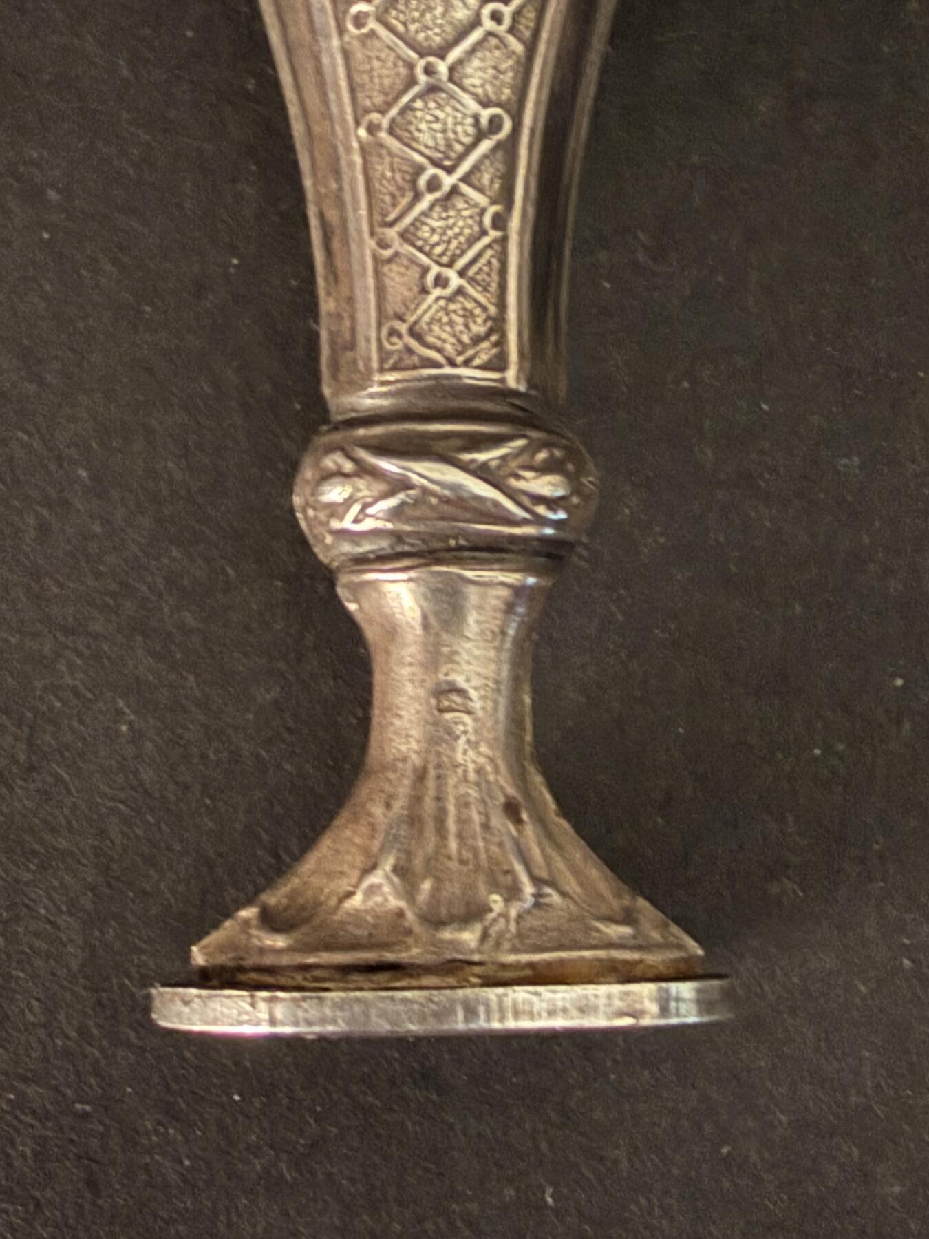 海外回流精品拍卖 法国回流纯银火漆印章与拆信刀套装 火漆印章尺寸：刀长约7.2cm，重18.5cm；拆信刀尺寸：12.6cm，20g。 雕花工艺精美。