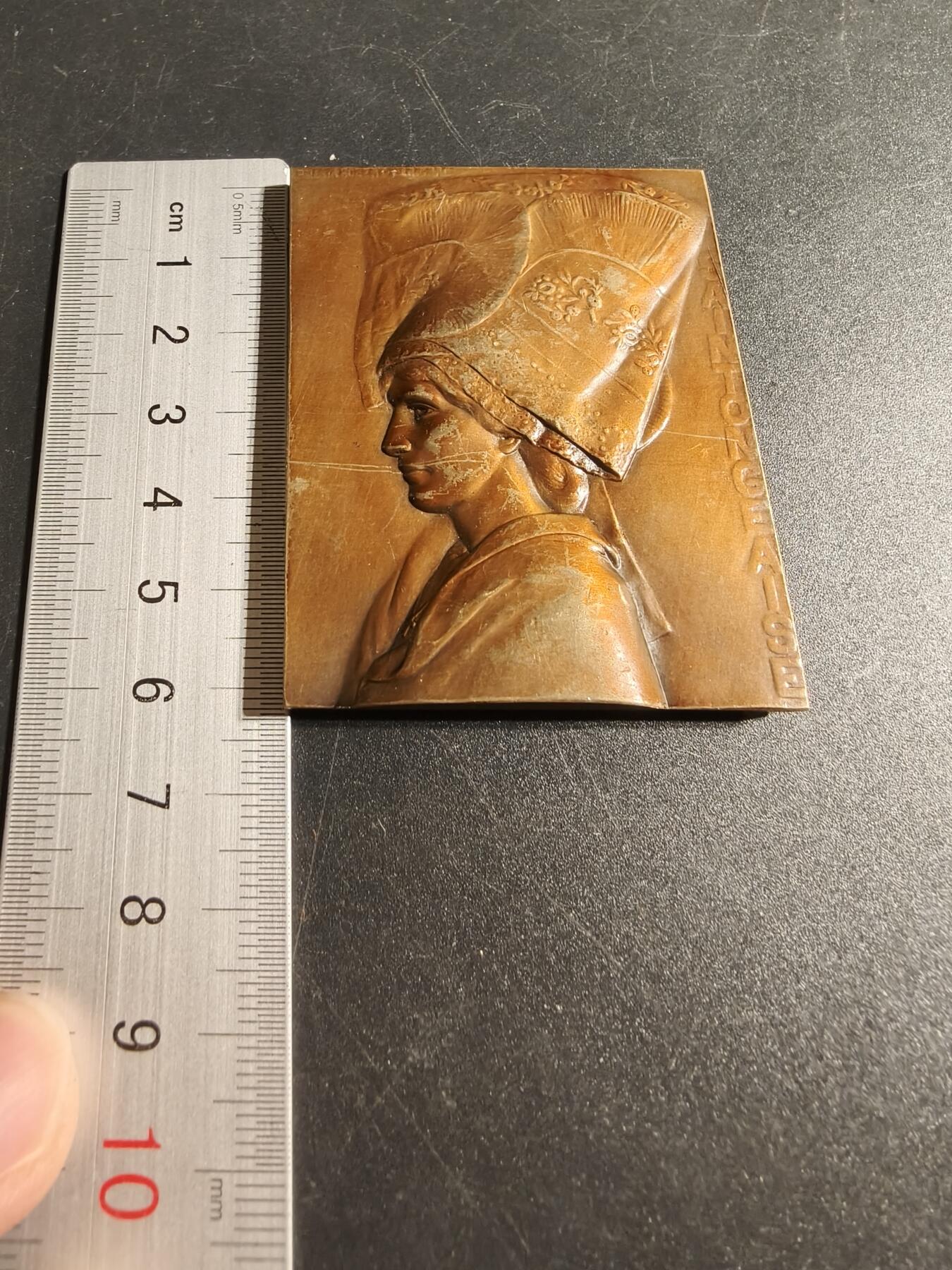 老王徽章第167期 法国传统女性方形纪念章     高浮雕     尺寸48×63mm.    重量110.8g