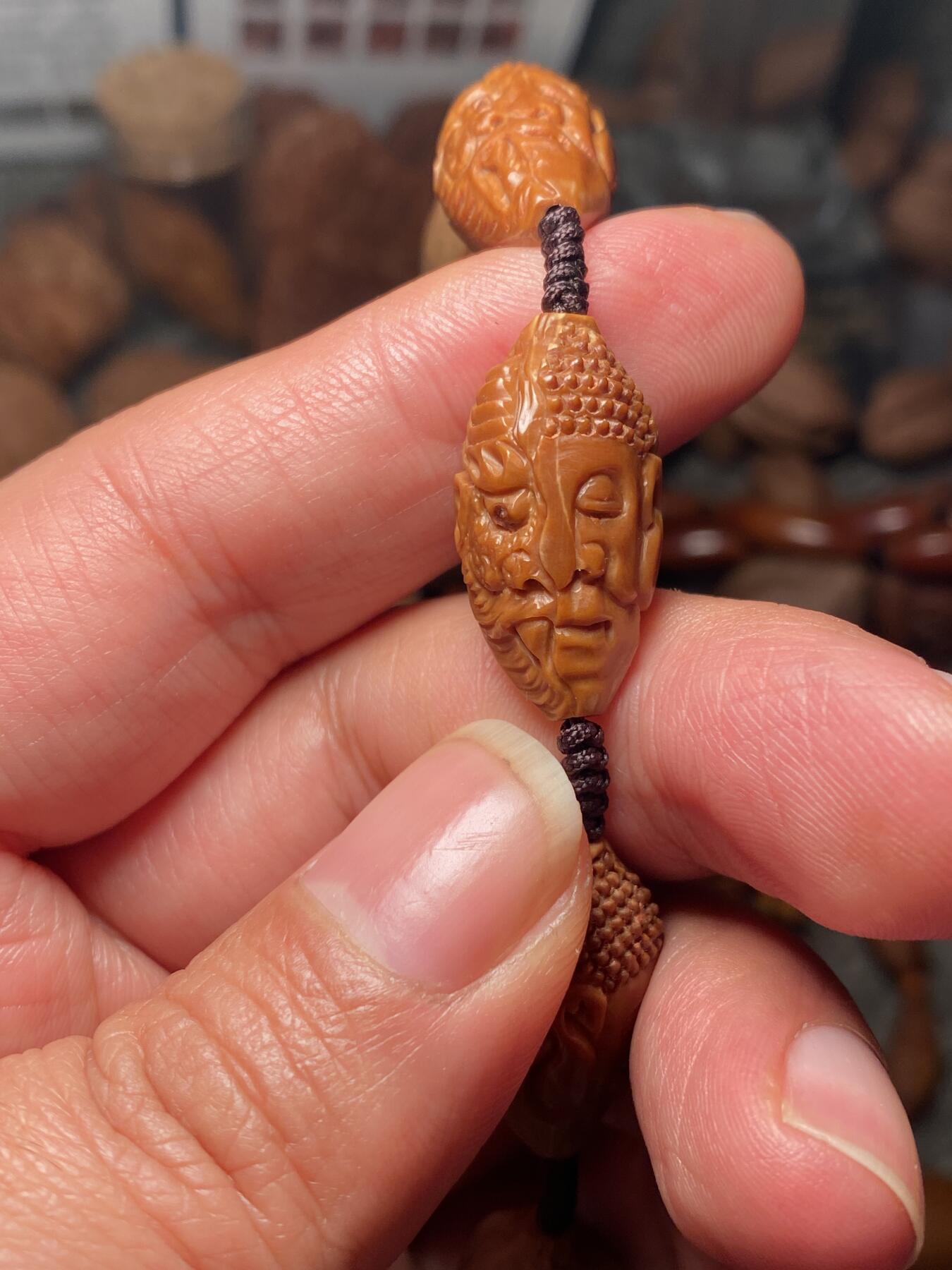 中国非物质文化遗产，苏工核雕 福利苏工核雕，纯手工雕刻，老苏工20年老核佛魔小脖挂，个性十足，等待有缘人尺寸1。4x2.6喜欢的来