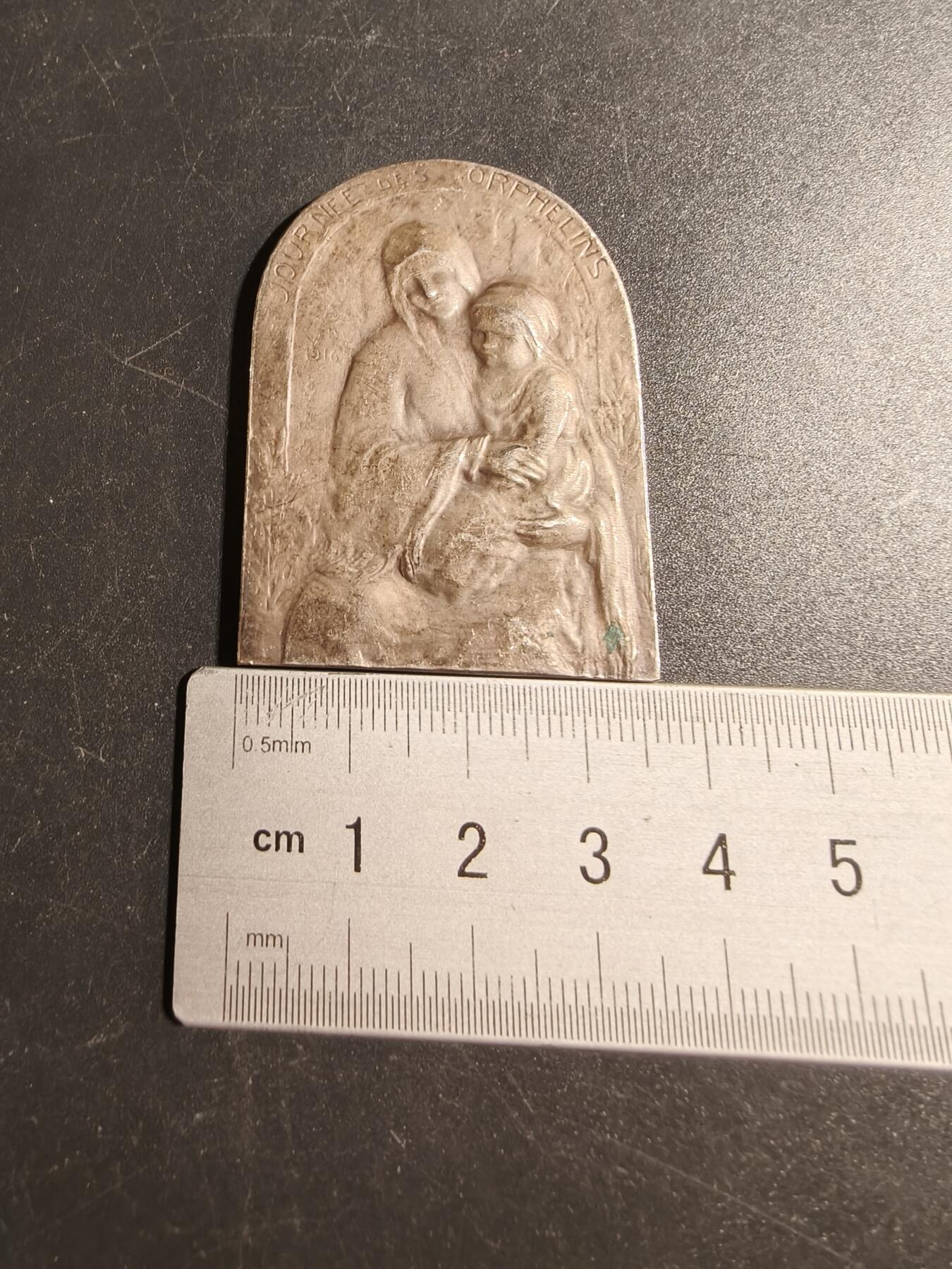 老王徽章第167期 法国关怀一战战争孤儿方形镀银大铜章     尺寸34×50mm.    重量26.7g