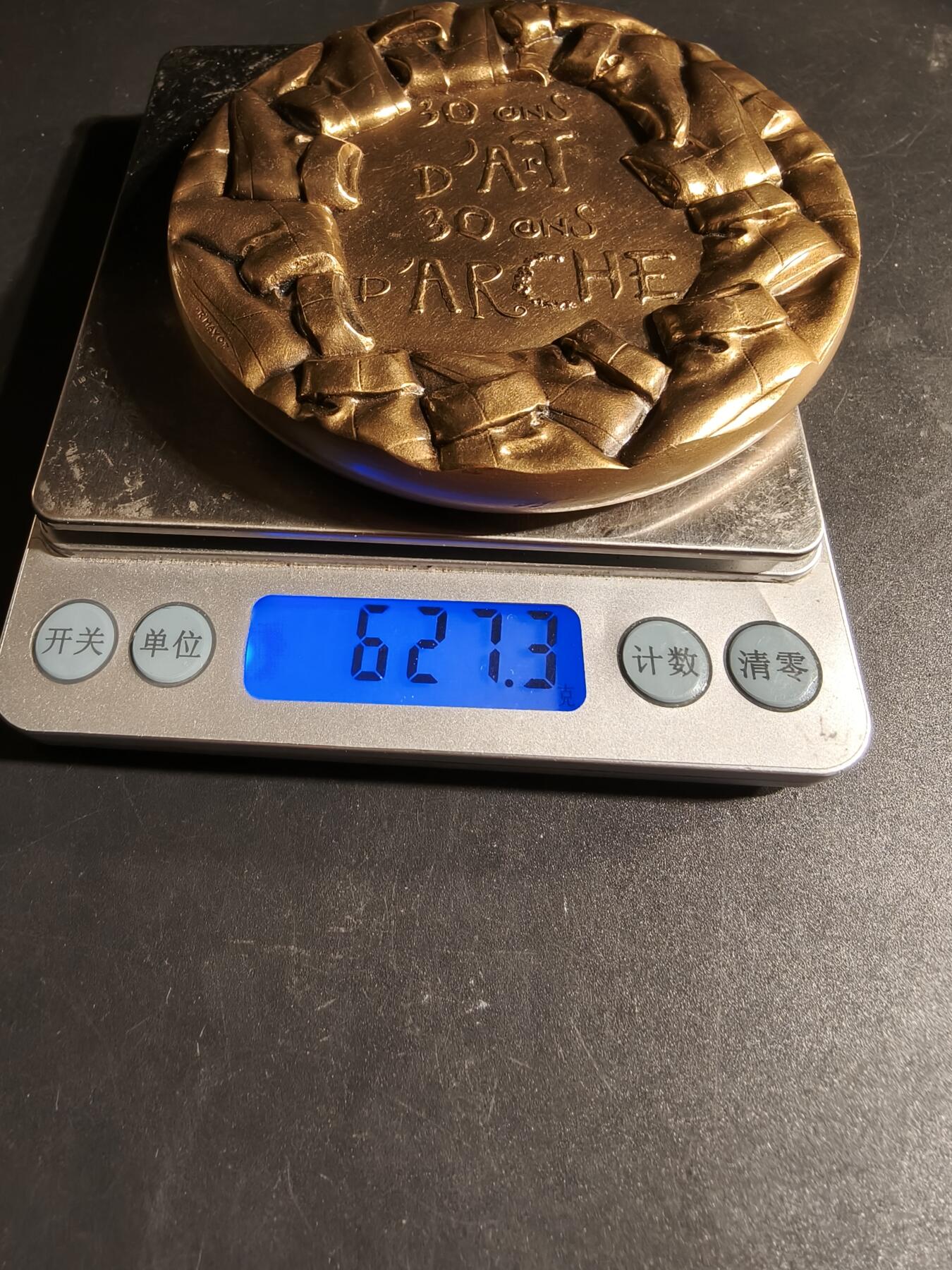 老王徽章第167期 法国艺术协会30周年镀金大铜章      高浮雕     “30年艺术、30年建筑”      直径94mm.    重量627.3g