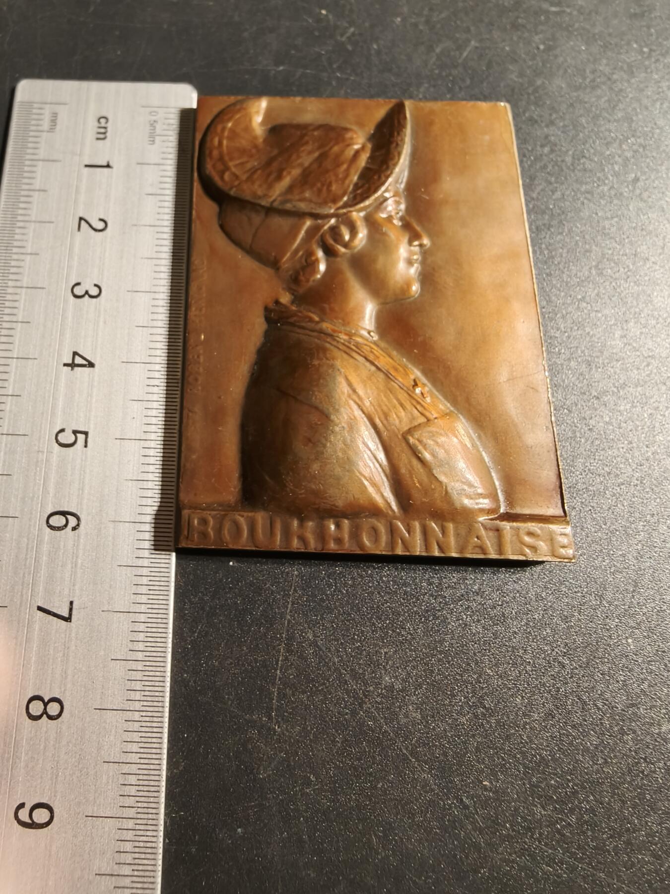 老王徽章第167期 法国波旁省传统女性方形大纪念章     高浮雕     尺寸64×43mm.    重量106.7g