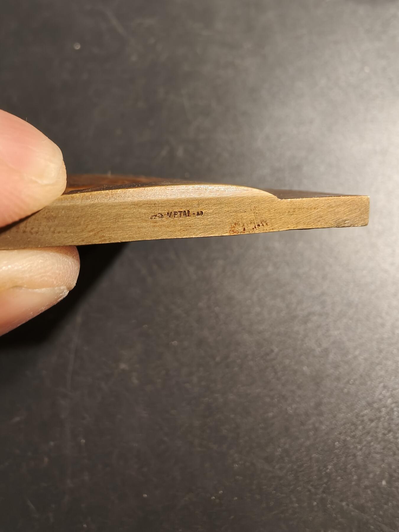 老王徽章第167期 法国传统女性方形纪念章     高浮雕     尺寸48×63mm.    重量110.8g