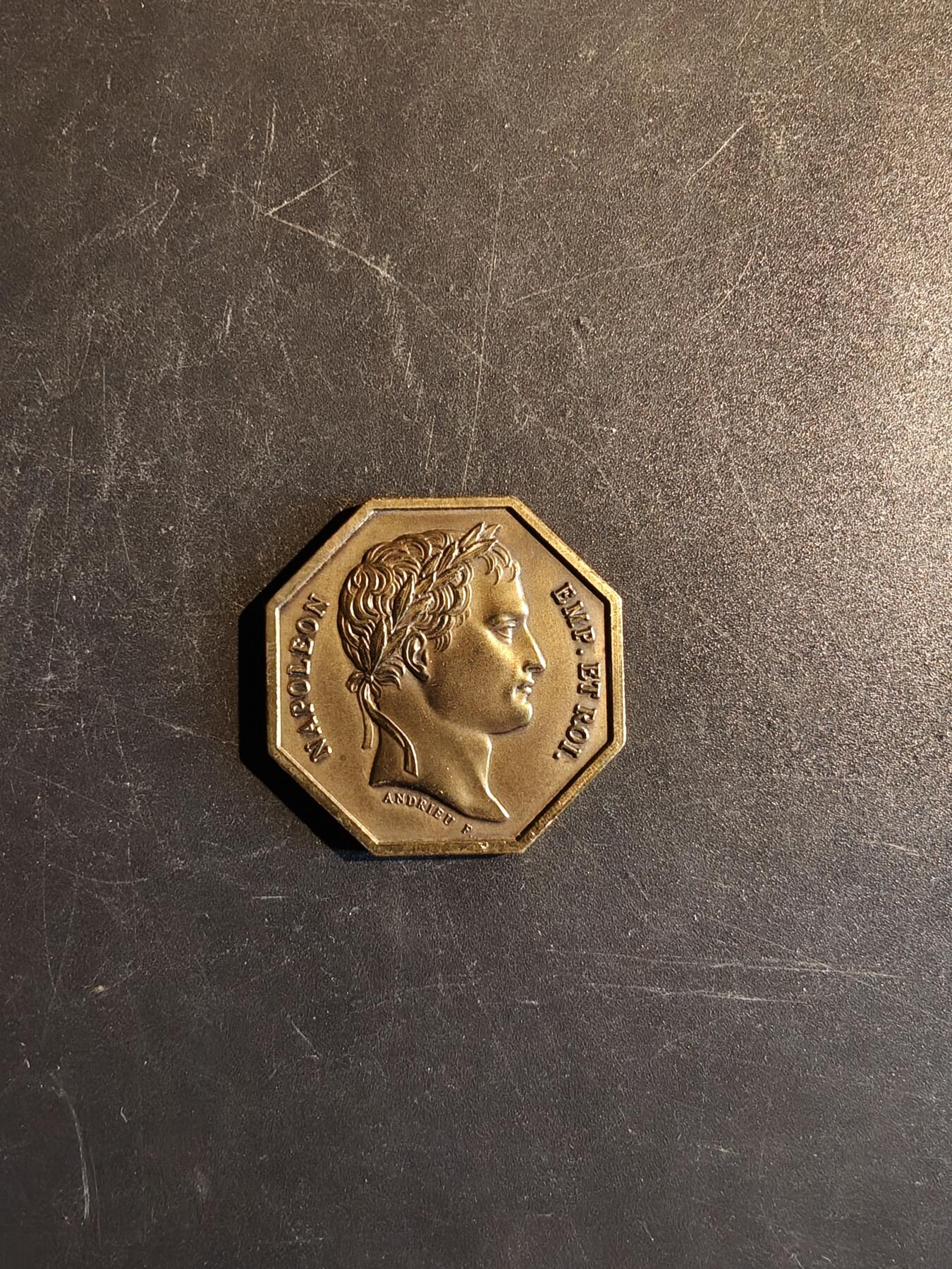 老王徽章第167期 法国卢瓦雷省工商会190周年铜八角     正面为拿破仑像     直径30mm.    重量14.4g