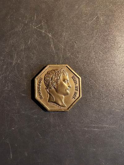 老王徽章第167期 - 法国卢瓦雷省工商会190周年铜八角     正面为拿破仑像     直径30mm.    重量14.4g