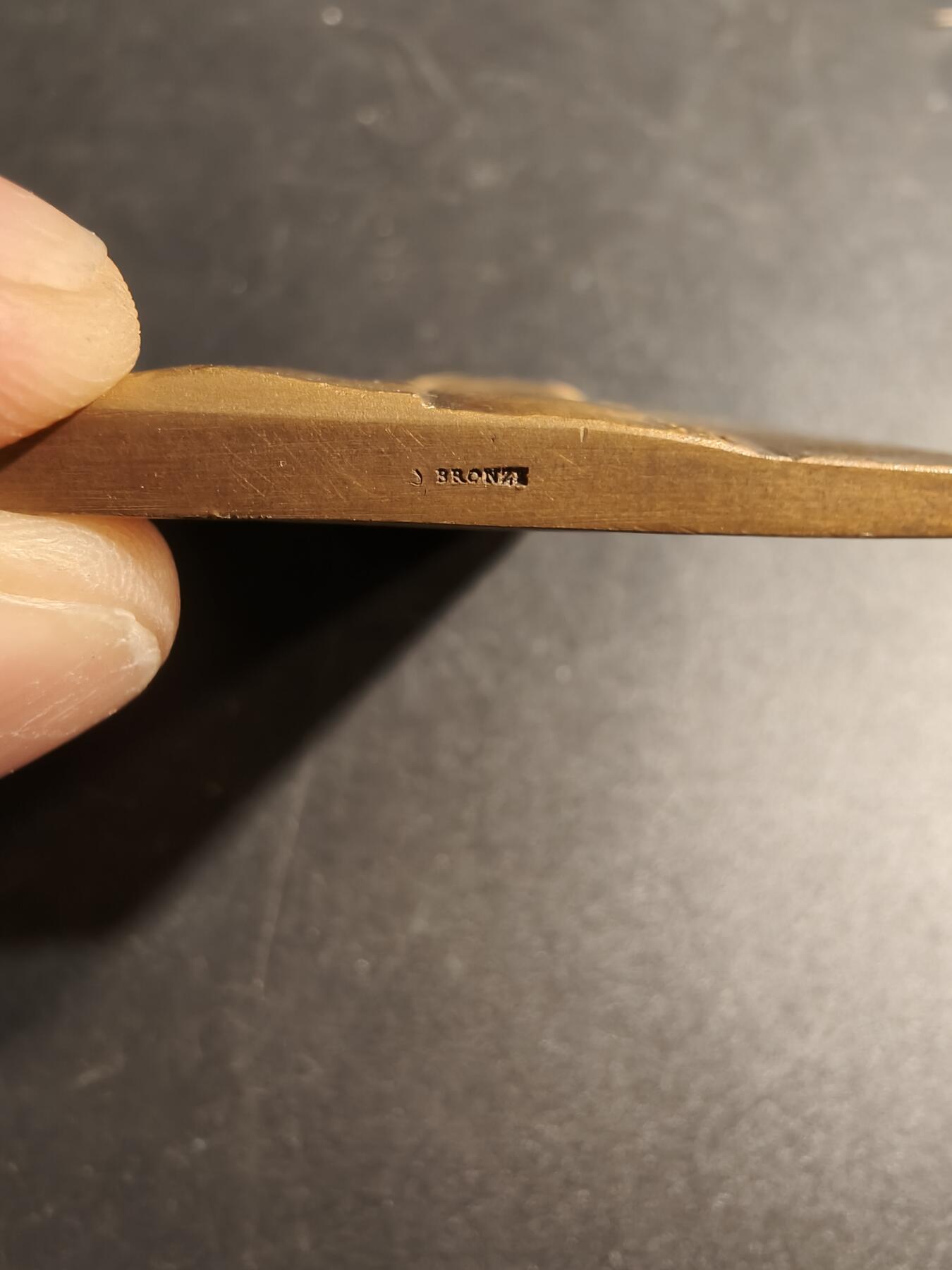 老王徽章第167期 法国波瓦图传统女性方形大铜章     高浮雕     尺寸64×48mm.    重量123.9g