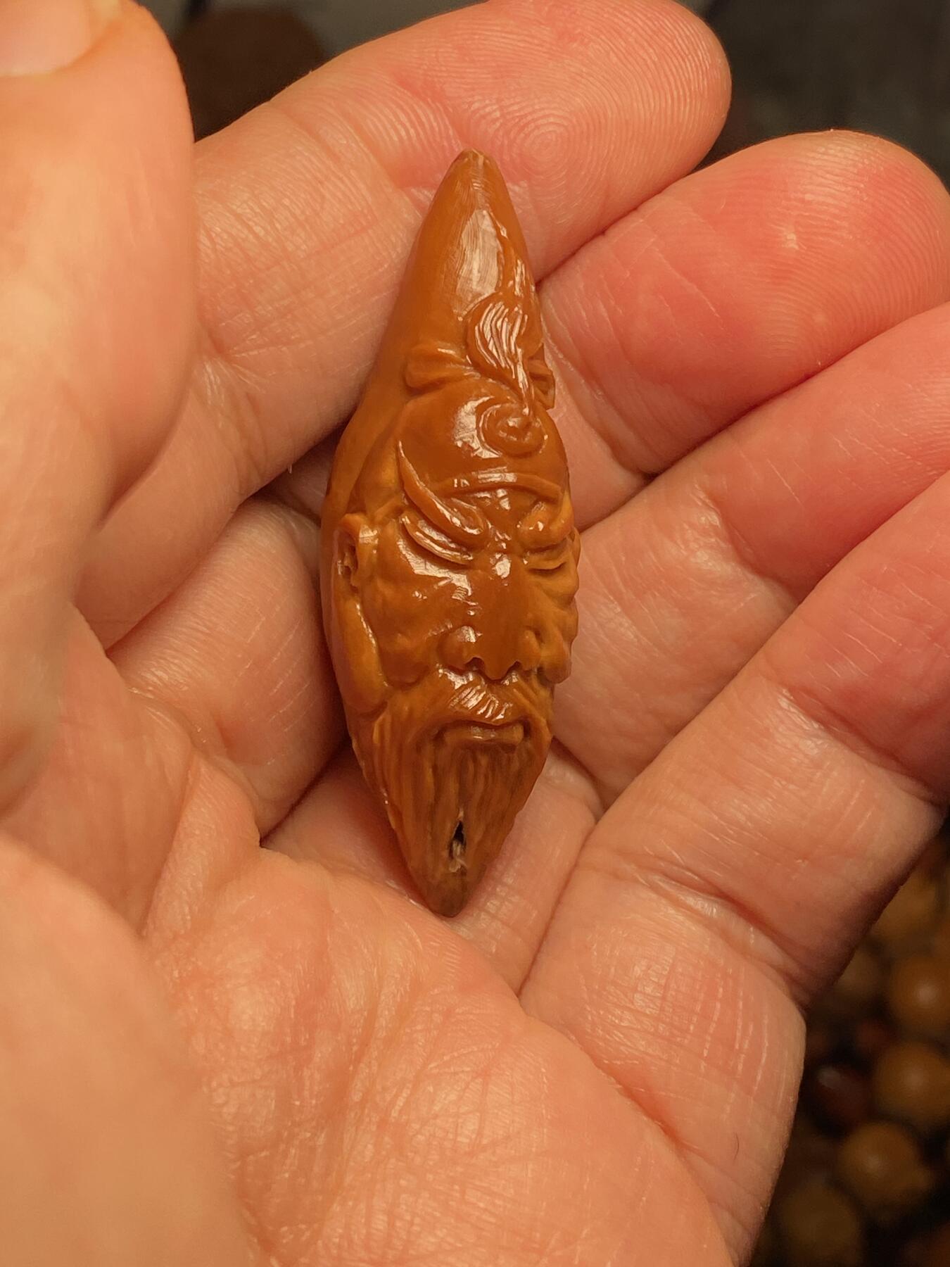 中国非物质文化遗产，苏工核雕 福利苏工核雕，纯手工雕刻，老苏工留刀痕关二哥个性十足，等待有缘人尺寸1。6x4.8喜欢的来