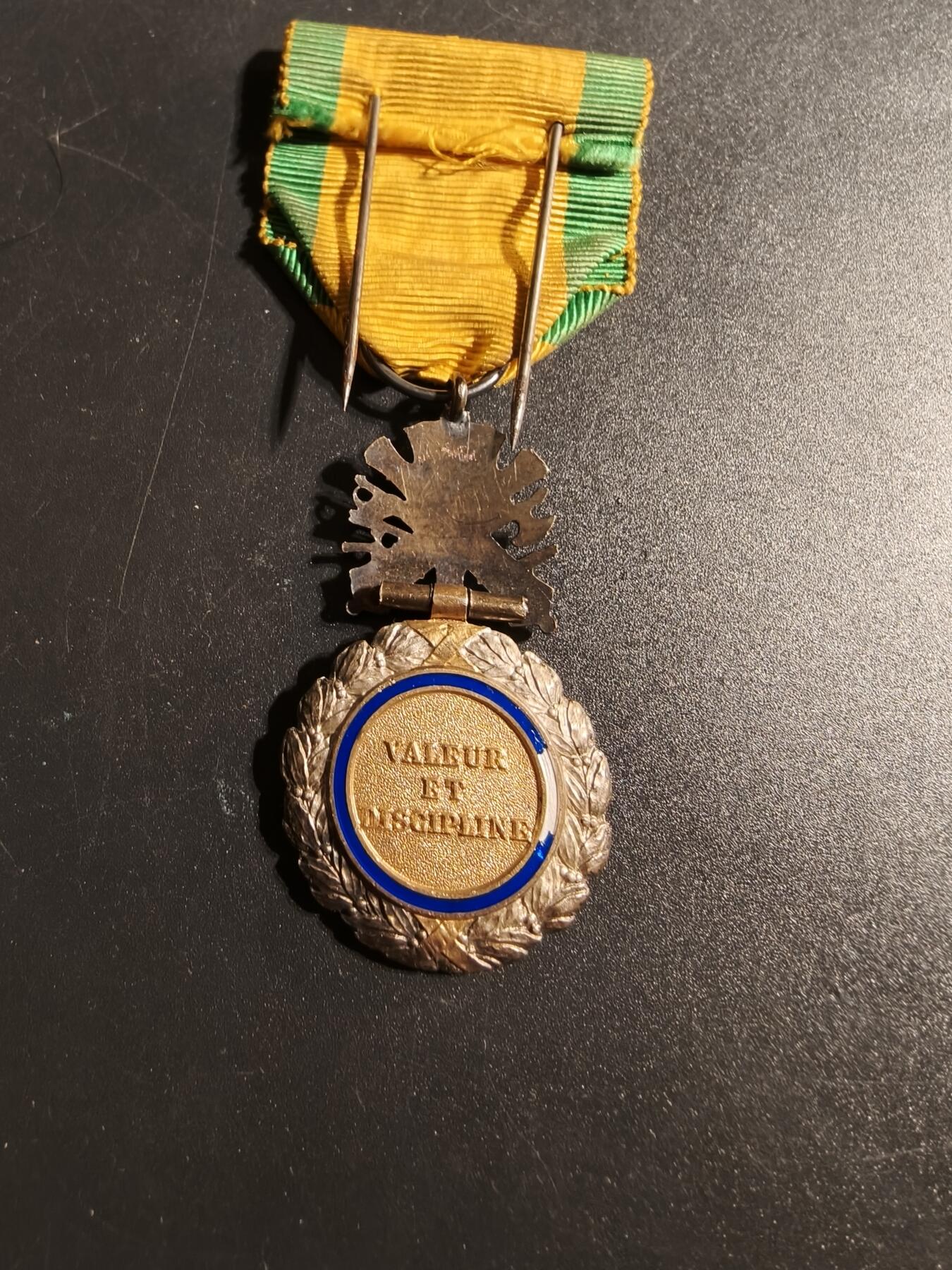 老王徽章第167期 法国军事奖章   三共时期    950银镀金珐琅    21.4g