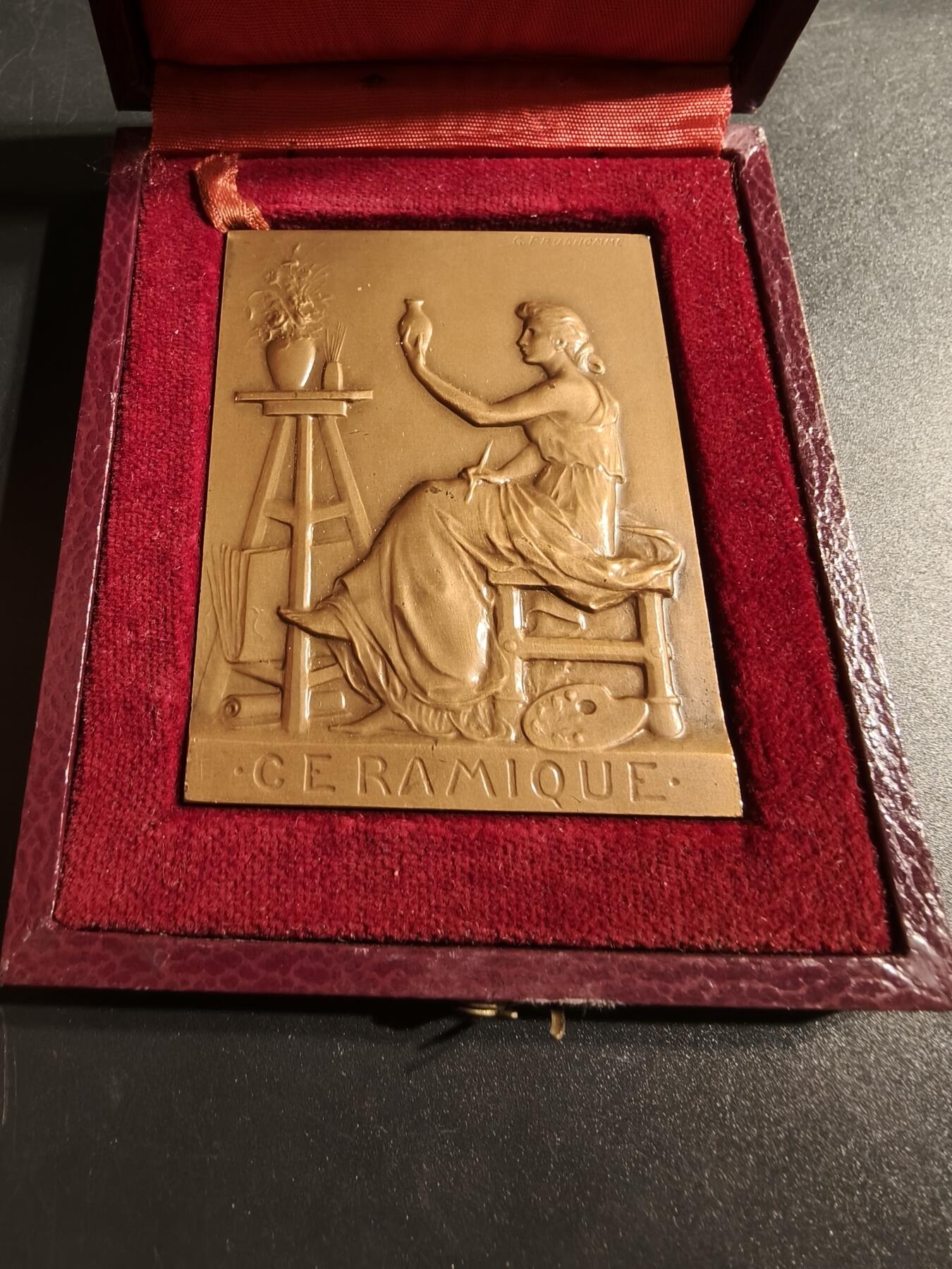 老王徽章第167期 法国陶瓷工业联合会方形大铜章    原盒     大师普鲁多姆作品    尺寸65×49mm.    重量113.6g