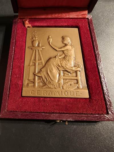 老王徽章第167期 - 法国陶瓷工业联合会方形大铜章    原盒     大师普鲁多姆作品    尺寸65×49mm.    重量113.6g