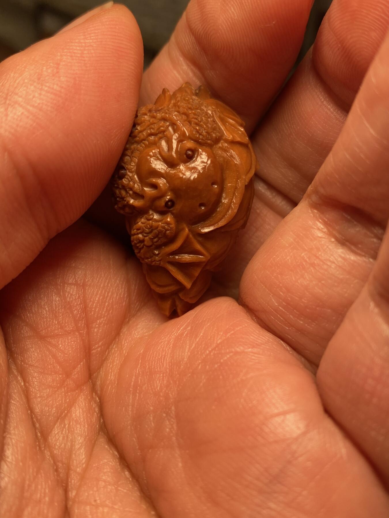 中国非物质文化遗产，苏工核雕 福利苏工核雕，纯手工雕刻，老苏工，招财进宝，金蟾，个性十足，等待有缘人，市场无同款，尺寸2。15x3.5喜欢的来