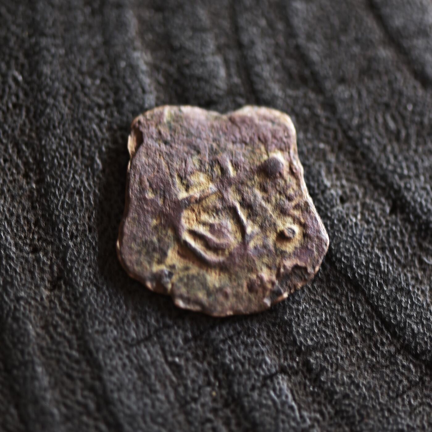 【良泉】【2025年最后一场】12月18日晚19.30点开拍！188组【直播场】西方古代钱币、丝路杂项、印章！ 公元 195-230年【古印度】巴克特里亚地区的柔然人模仿贵霜钱币样式打制的小铜币，0.95克