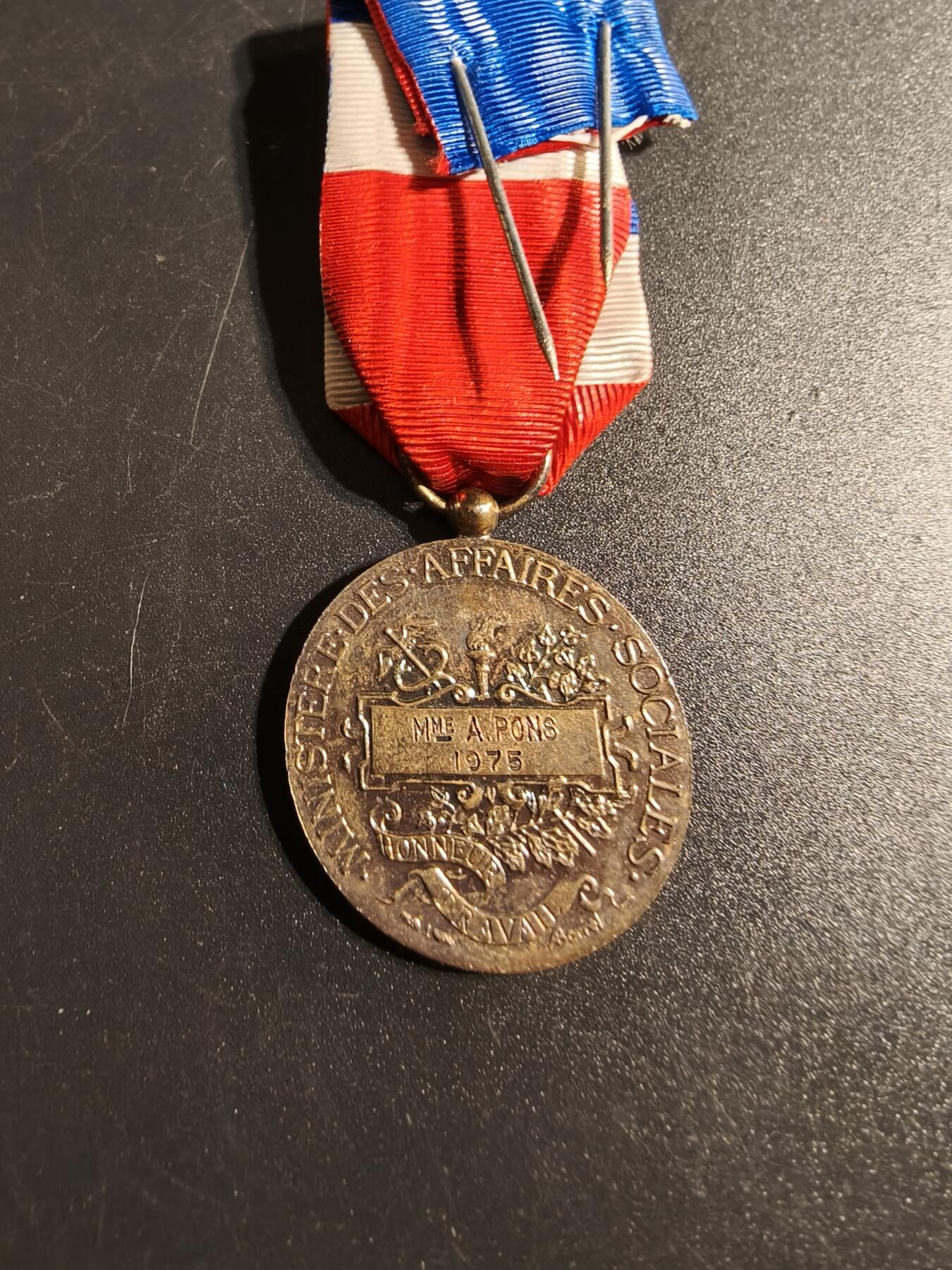 老王徽章第167期 法国金级劳工奖章    950银镀金     13.8g