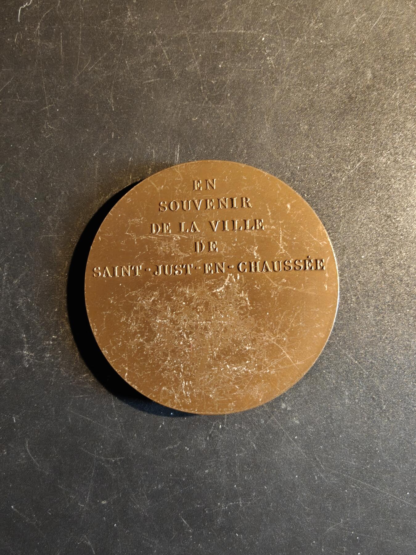 老王徽章第167期 法国圣茹斯特昂绍塞市大铜章     直径51mm.    重量80.8g