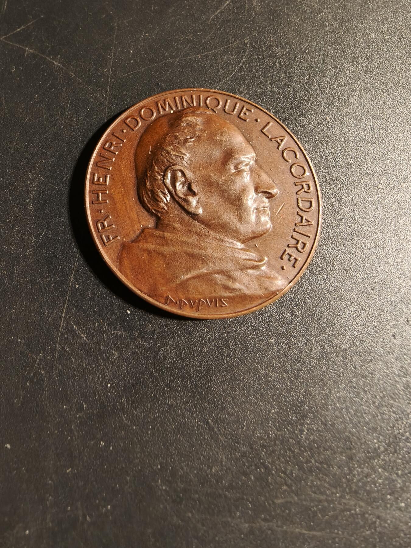 老王徽章第167期 法国苏雷兹学校大铜章     正面为法国著名政治家拉克代尔     直径36mm.    重量20.9g