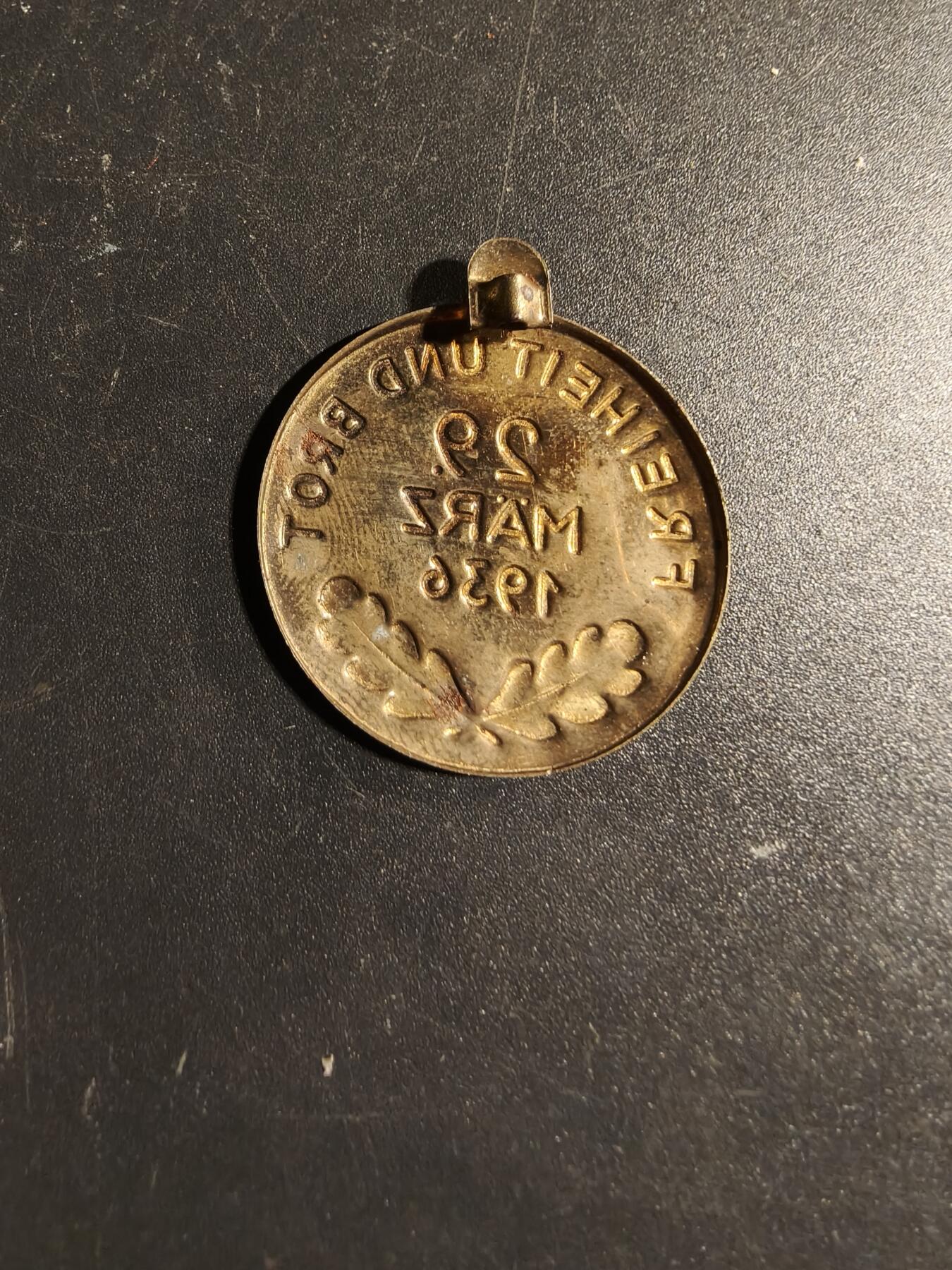 老王徽章第167期 德三1936“自由与面包”口号证章