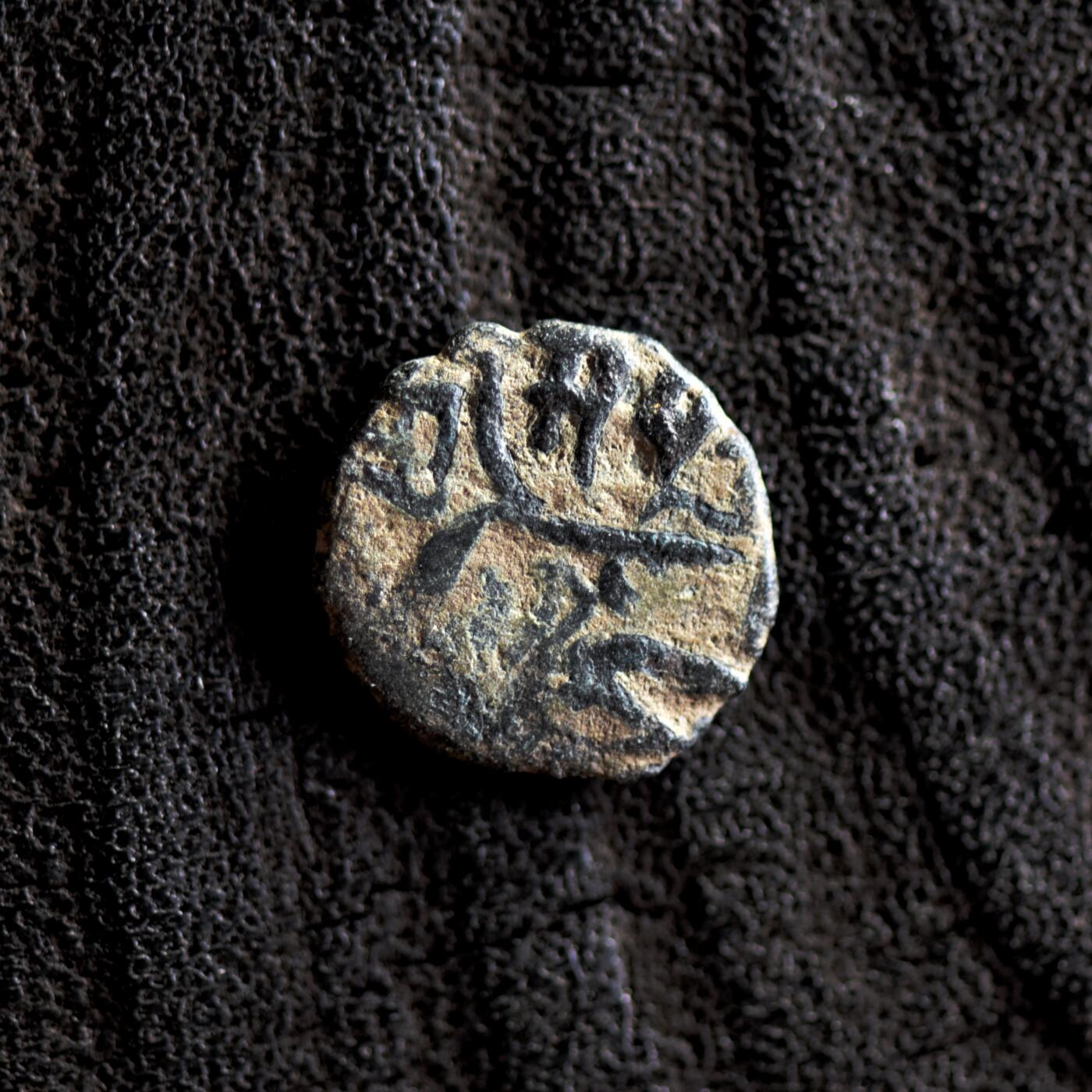 【良泉】【2025年最后一场】12月18日晚19.30点开拍！188组【直播场】西方古代钱币、丝路杂项、印章！ 【藏家出品A】约850-1000年，喀布尔地区的沙希王朝打制“狮子/大象”吉塔尔，0.68克