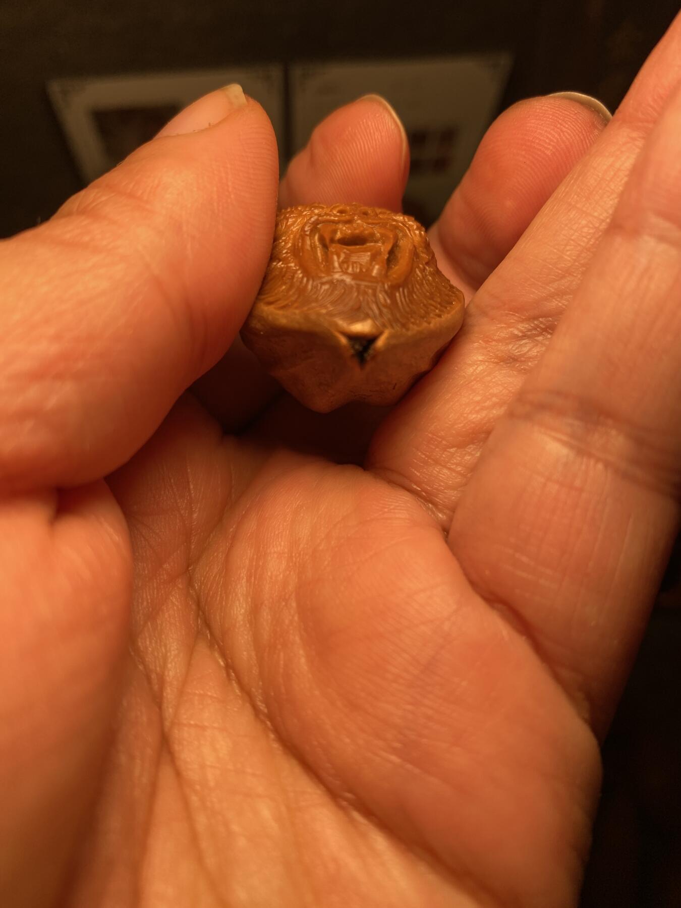 中国非物质文化遗产，苏工核雕 福利苏工核雕纯手工雕刻，老苏工君临天下，狮虎兽，个性十足，表情丰富，等待有缘人，市场无同款，尺寸2。6x3.95喜欢的来