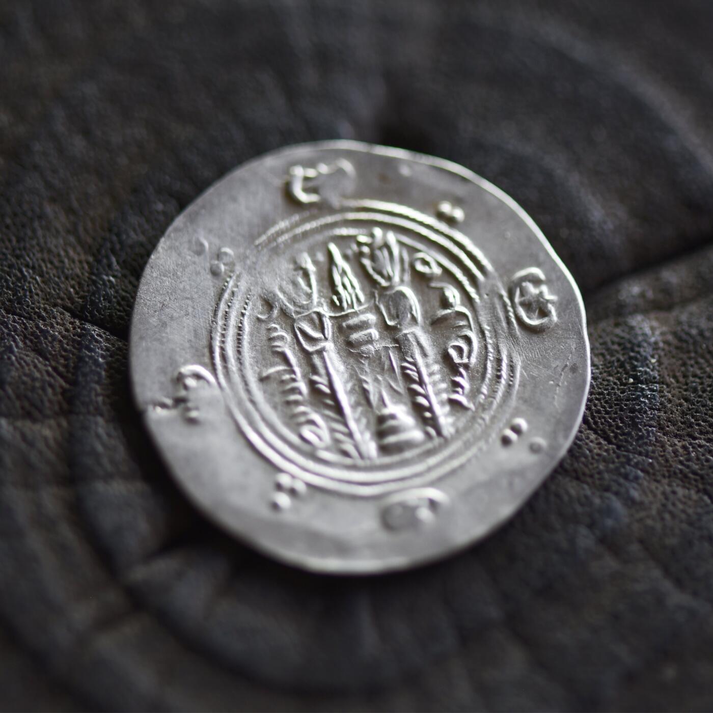 【良泉】【2025年最后一场】12月18日晚19.30点开拍！188组【直播场】西方古代钱币、丝路杂项、印章！ 公元8世纪后期【古波斯】阿拉伯-萨珊，塔巴里斯坦总督币，匿名半德拉克马，1.78克