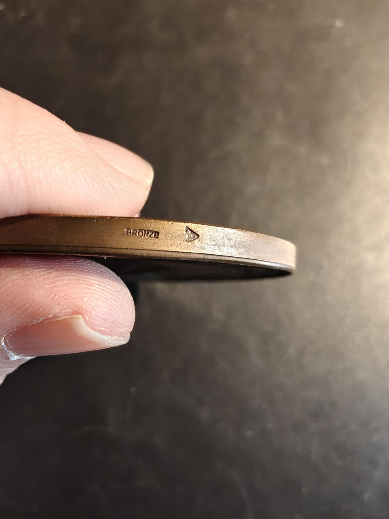 老王徽章第167期 法国昂古莱姆市储蓄银行大铜章     直径58mm.    重量73g