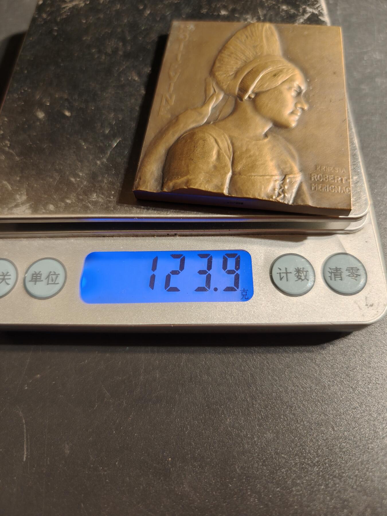 老王徽章第167期 法国波瓦图传统女性方形大铜章     高浮雕     尺寸64×48mm.    重量123.9g