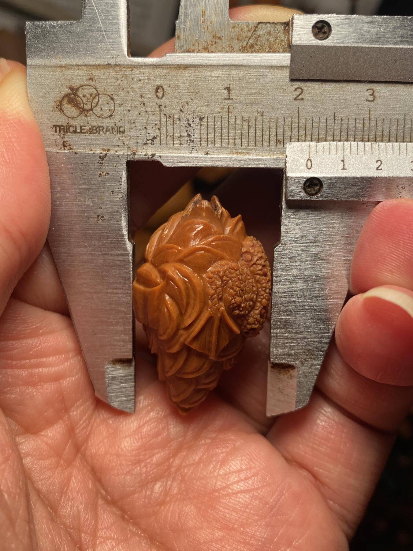 中国非物质文化遗产，苏工核雕 福利苏工核雕，纯手工雕刻，老苏工，招财进宝，金蟾，个性十足，等待有缘人，市场无同款，尺寸2。15x3.5喜欢的来