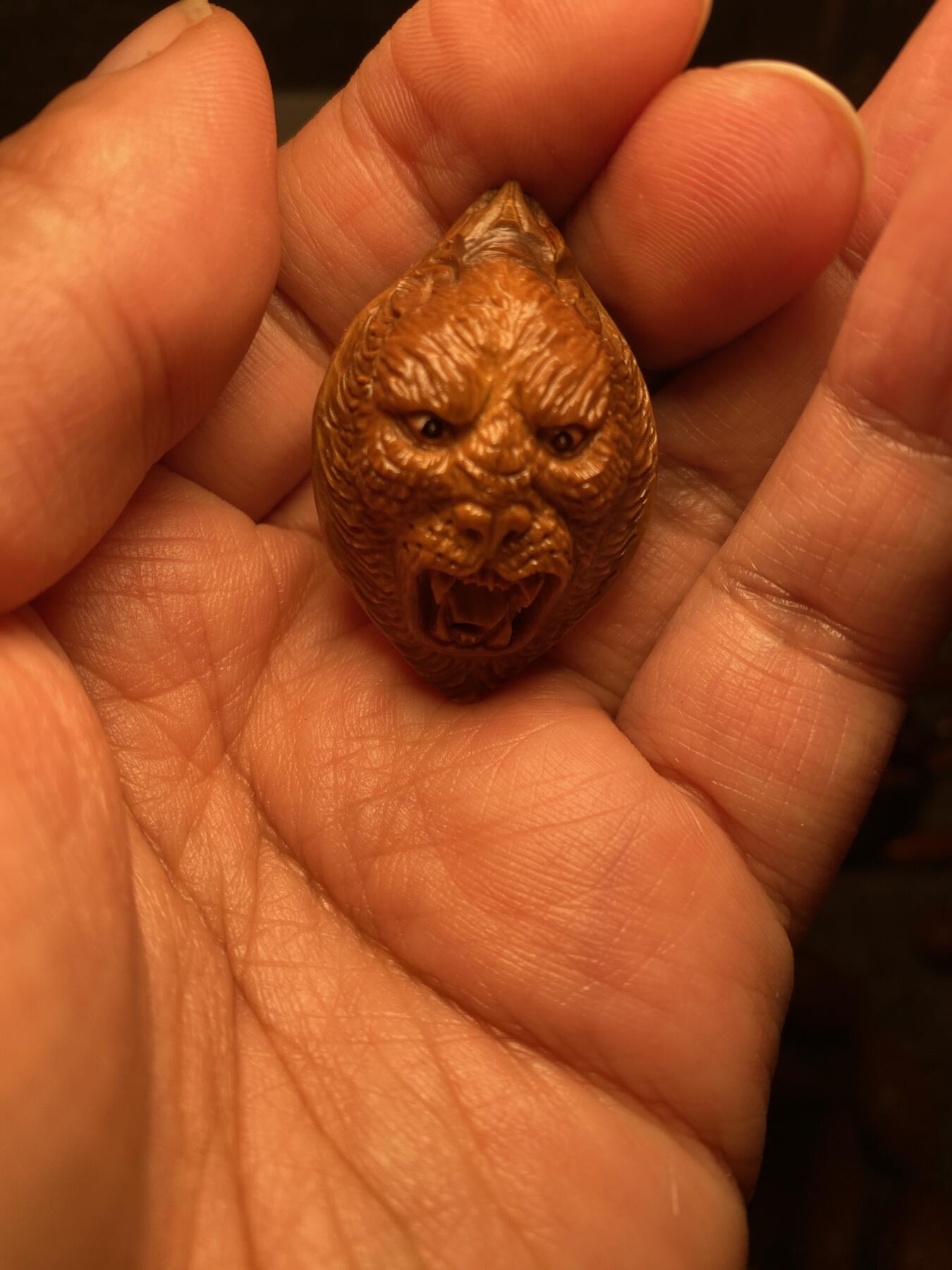 中国非物质文化遗产，苏工核雕 福利苏工核雕纯手工雕刻，老苏工君临天下，狮虎兽，个性十足，表情丰富，等待有缘人，市场无同款，尺寸2。6x3.95喜欢的来