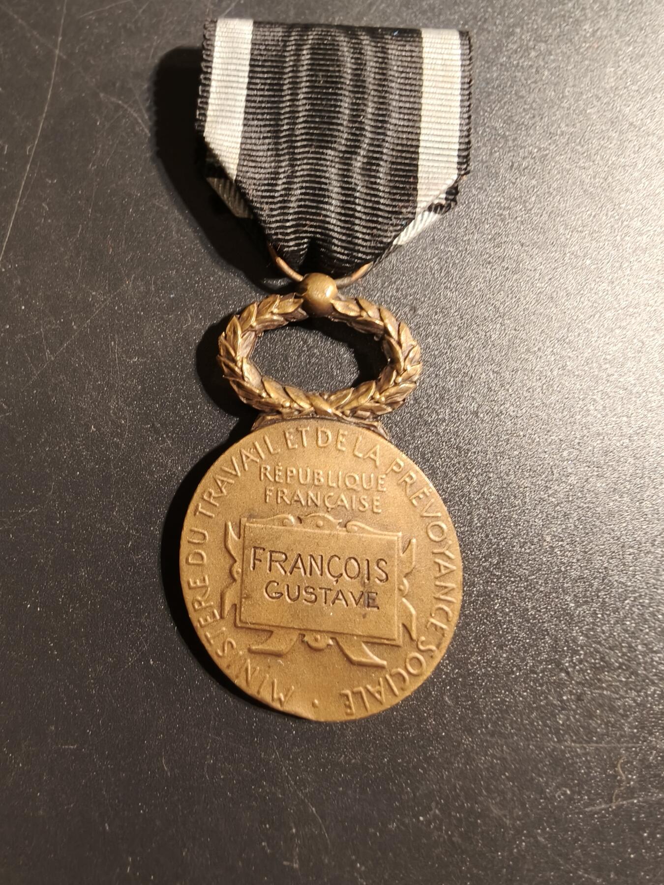 老王徽章第167期 法国铜级互助会奖章    实发    大师罗蒂作品