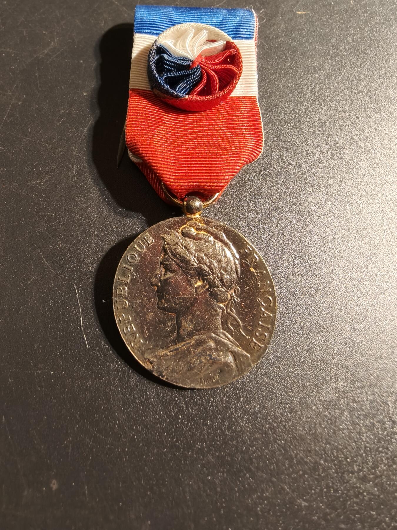 老王徽章第167期 法国金级劳工奖章    950银镀金     13.8g