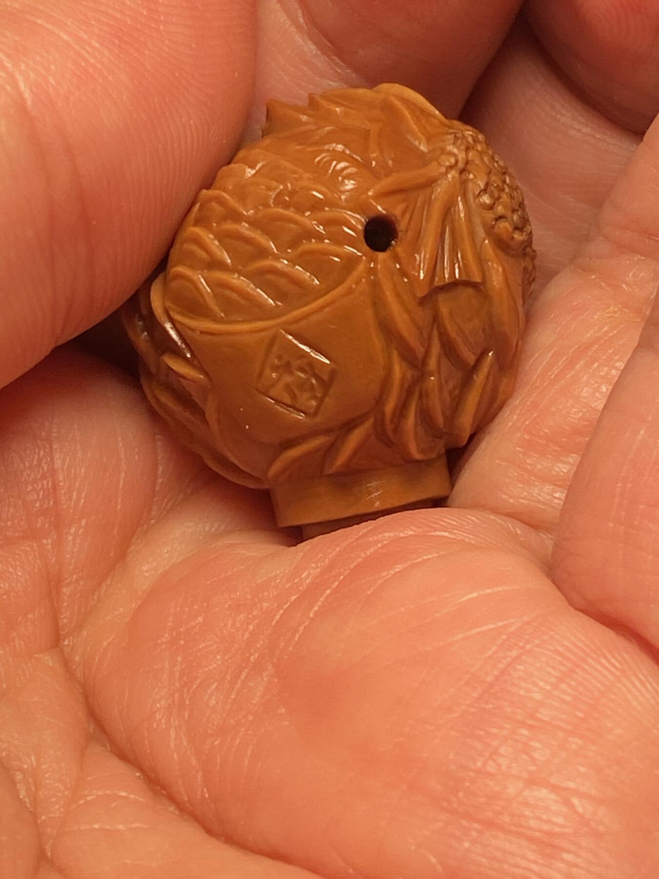 中国非物质文化遗产，苏工核雕 福利苏工核雕，纯手工雕刻，老苏工舟山村第一大金蟾三通，个性十足，等待有缘人，市场无同款，尺寸2。7x2.85喜欢的来