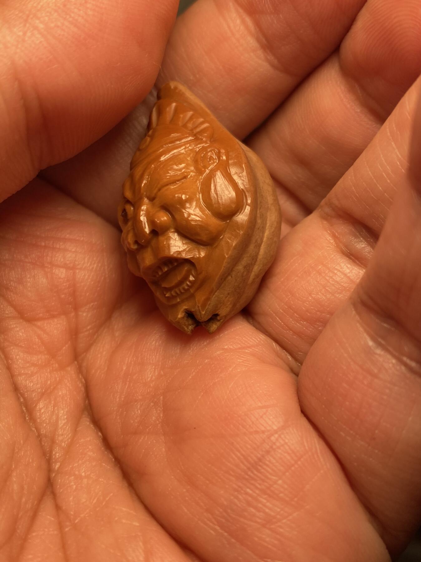 中国非物质文化遗产，苏工核雕 福利苏工核雕，纯手工雕刻，老苏工锦衣卫，个性十足，等待有缘人，市场无同款，尺寸2。35x3.6喜欢的来