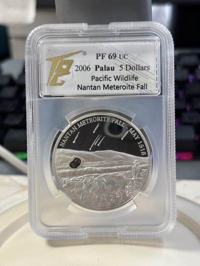 第184期拍卖 - 帕劳2006年镶嵌中国明代南丹陨石精制纪念银币TQG-PF69，925银，25克，发行2500枚