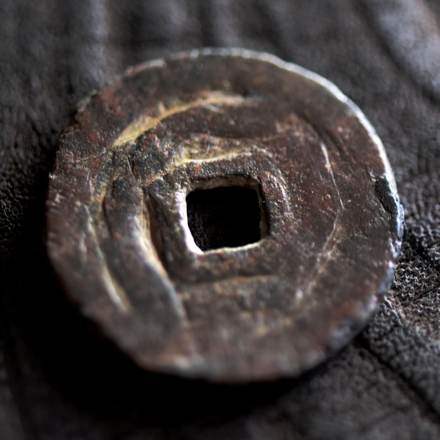 【良泉】【2025年最后一场】12月18日晚19.30点开拍！188组【直播场】西方古代钱币、丝路杂项、印章！ 【厚重】公元716-738年【丝绸之路】粟特，突骑施铜币超大样，苏禄可汗所铸（相当于唐玄宗李隆基开元年间早期）5.47克