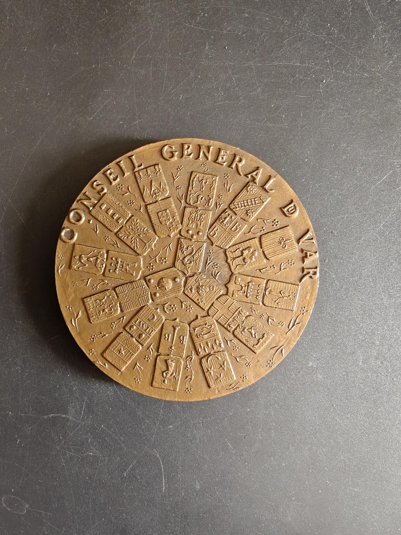 老王徽章第167期 法国瓦尔市议会大铜章     直径72mm     重量210g