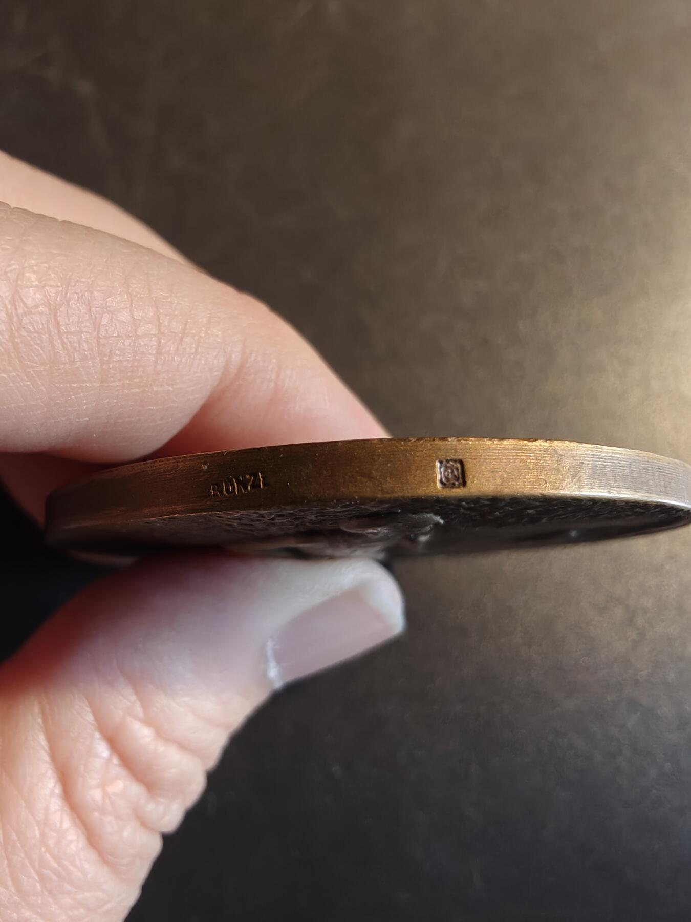 老王徽章第167期 法国“小巴黎人报”长跑竞赛大铜章     直径44mm.    重量46.9g